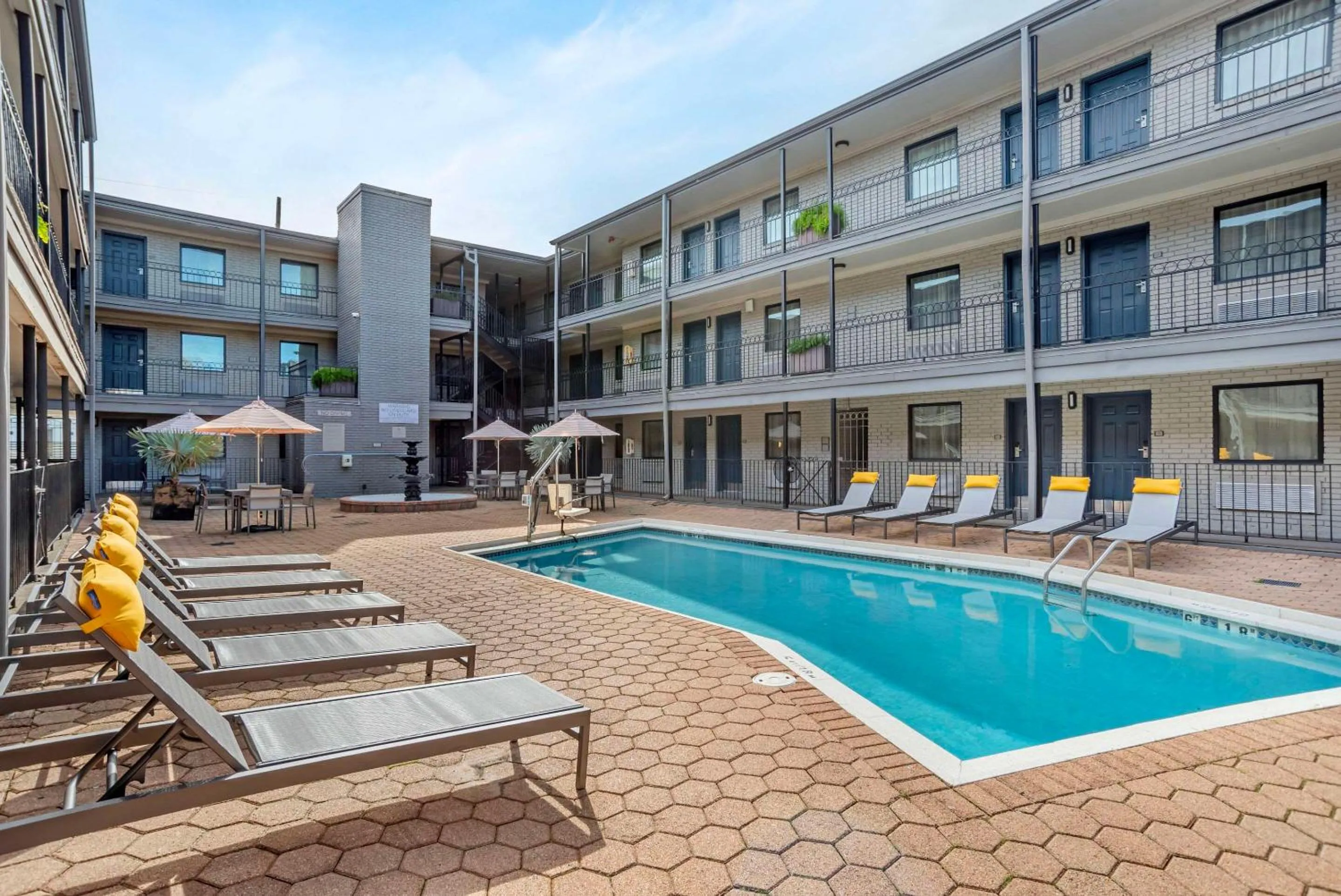 Swimming pool in Country Inn & Suites by Radisson, Metairie New Orleans , LA