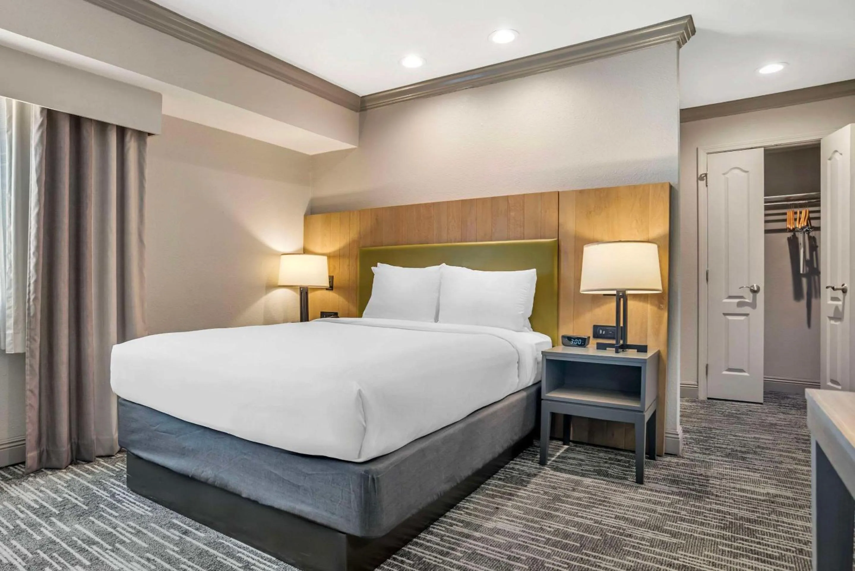 Bedroom, Bed in Country Inn & Suites by Radisson, Metairie New Orleans , LA