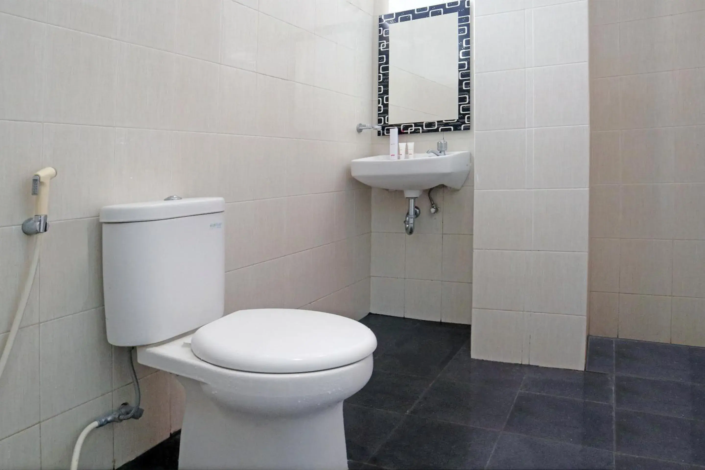 Bathroom in Hotel O M Authentic Kost Man Bathroom in Hotel O M Authentic Kost Man