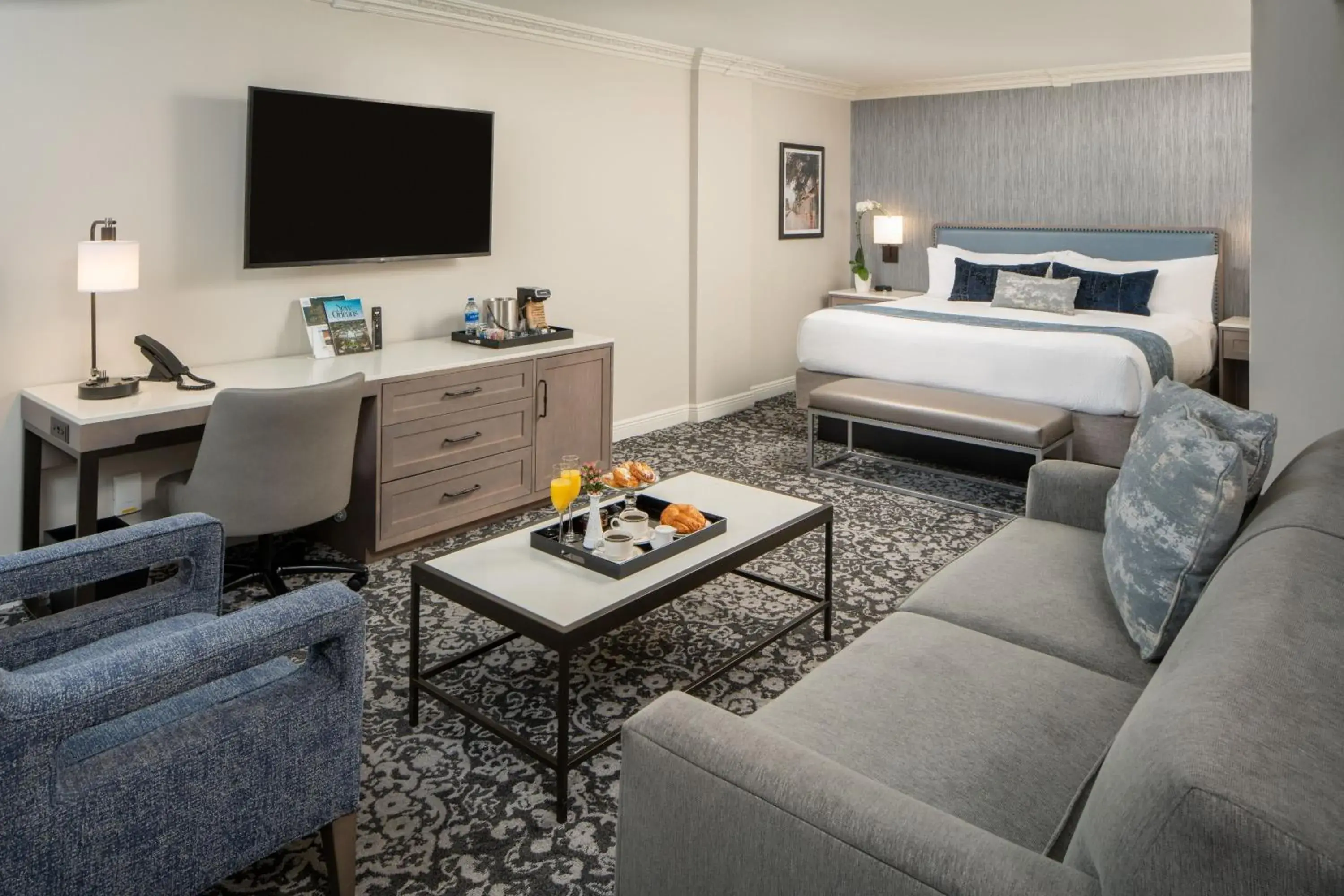 Photo of the whole room, Bed in Four Points by Sheraton French Quarter Photo of the whole room, Bed in Four Points by Sheraton French Quarter