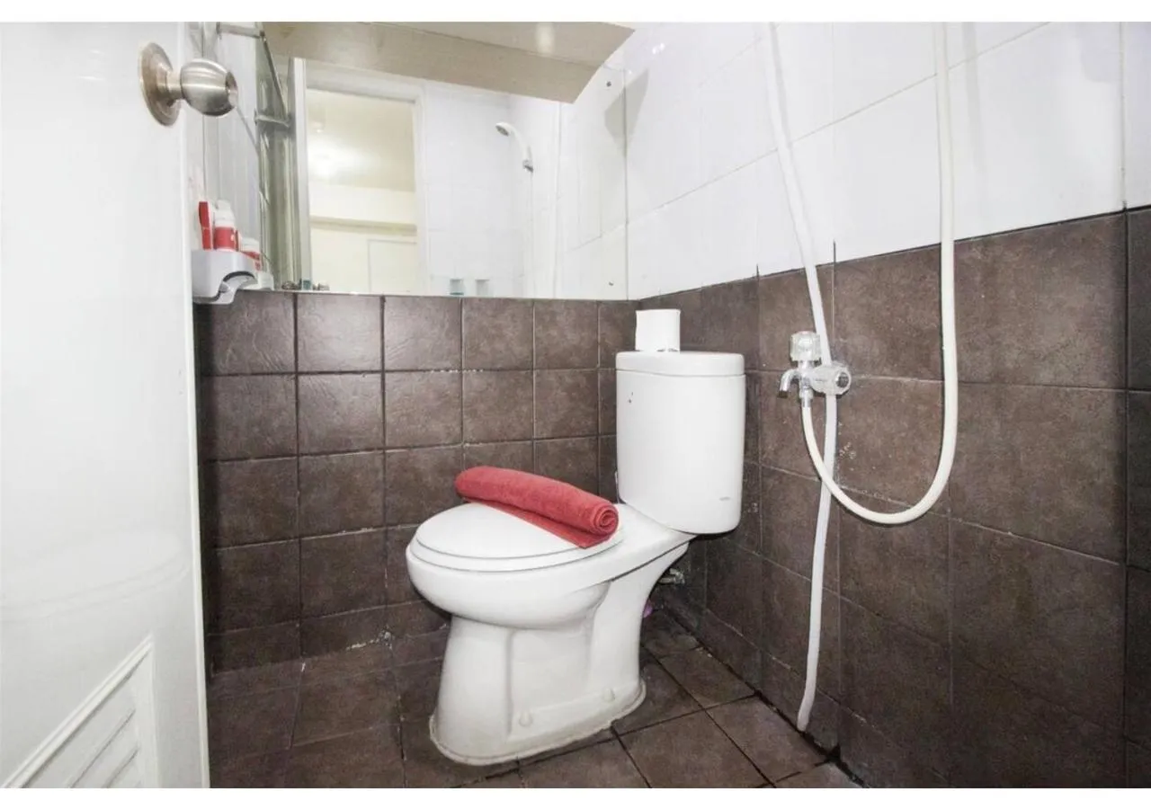 Bathroom in Apartment Green Pramuka by Vincent