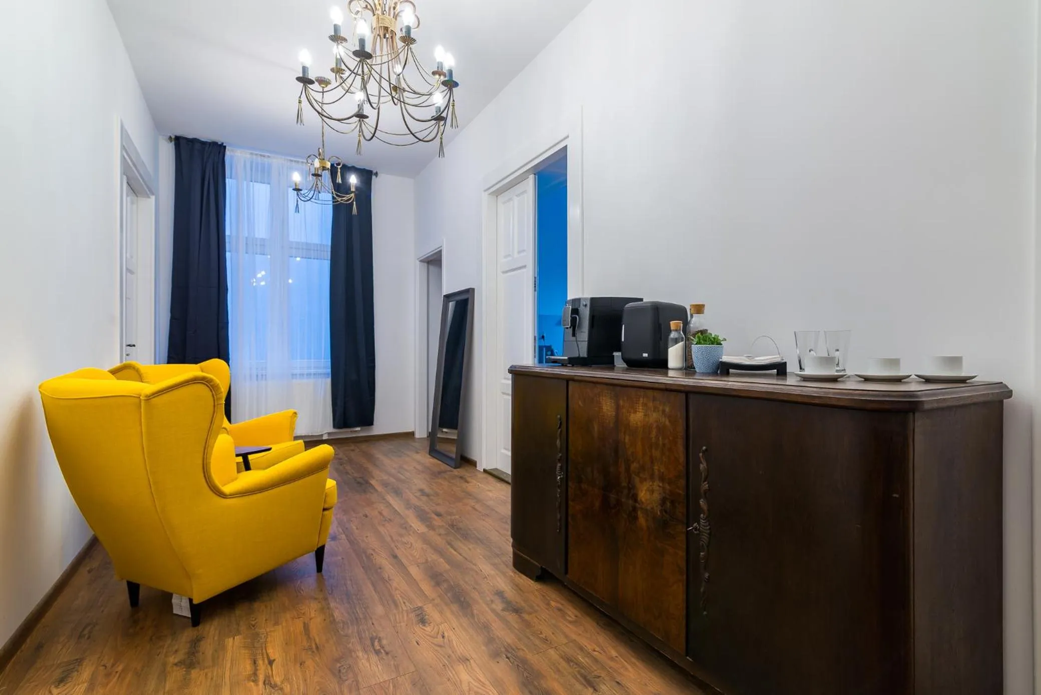 Living room in Oak Tree Old Town Apartments