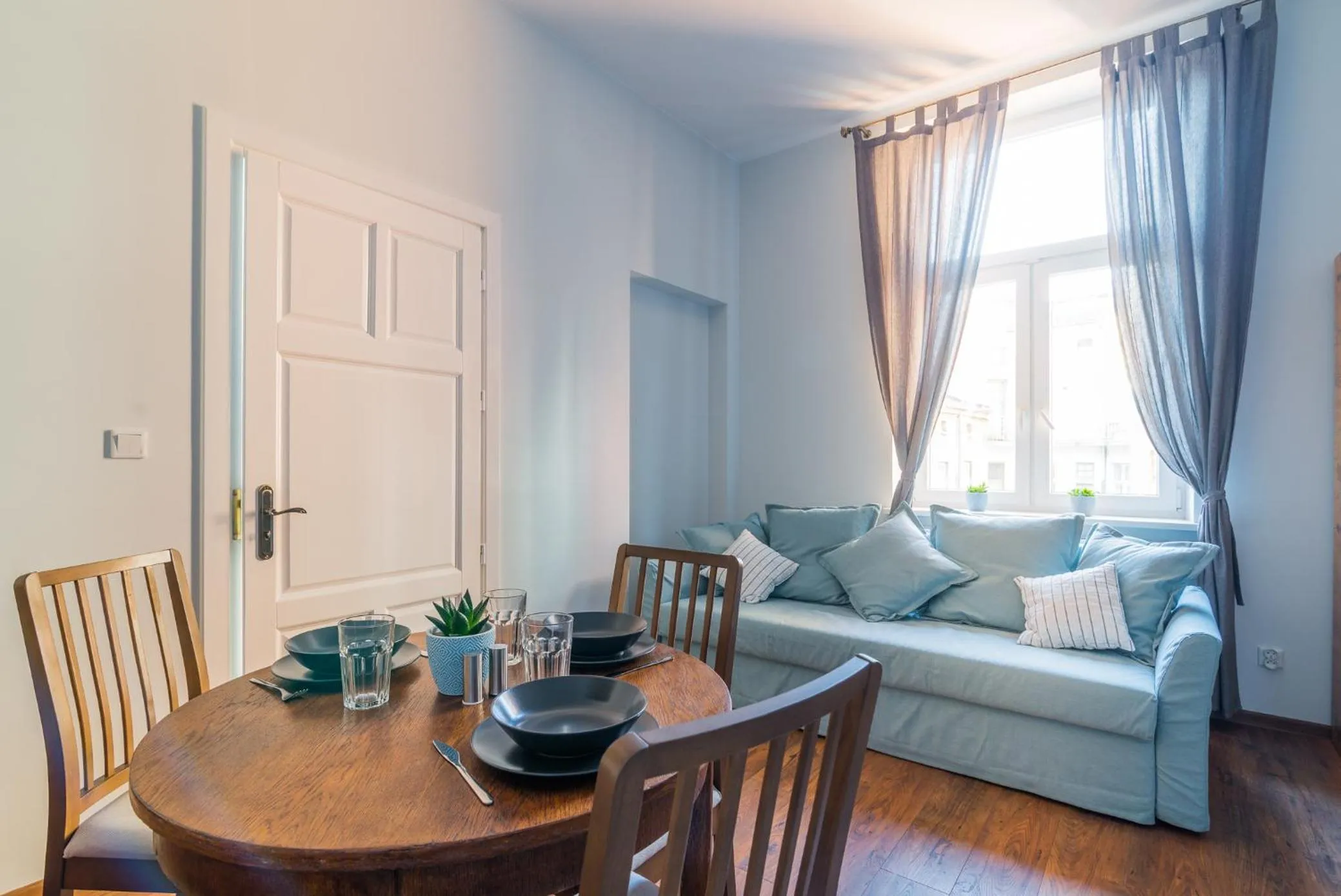Living room in Oak Tree Old Town Apartments