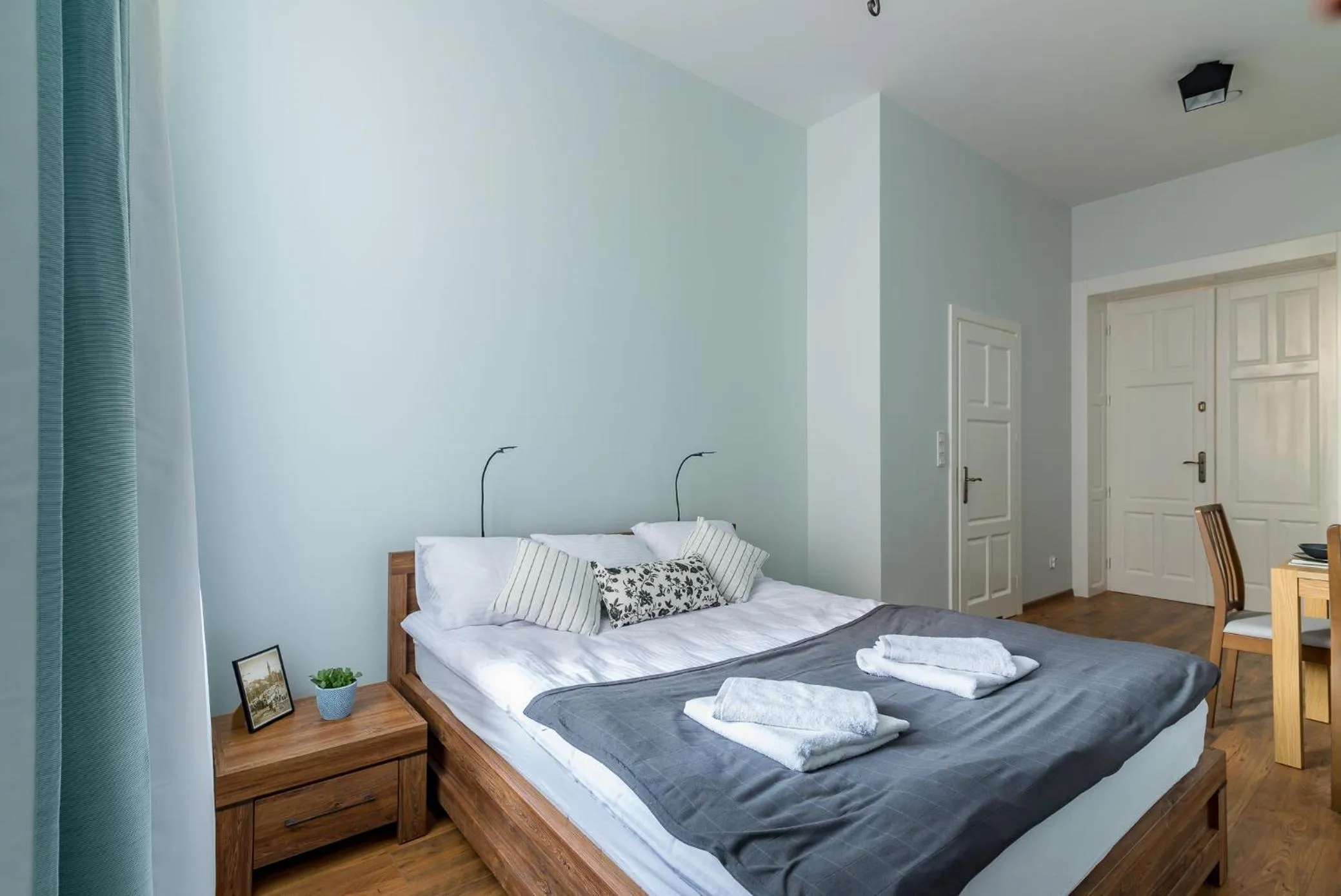 Bed in Oak Tree Old Town Apartments