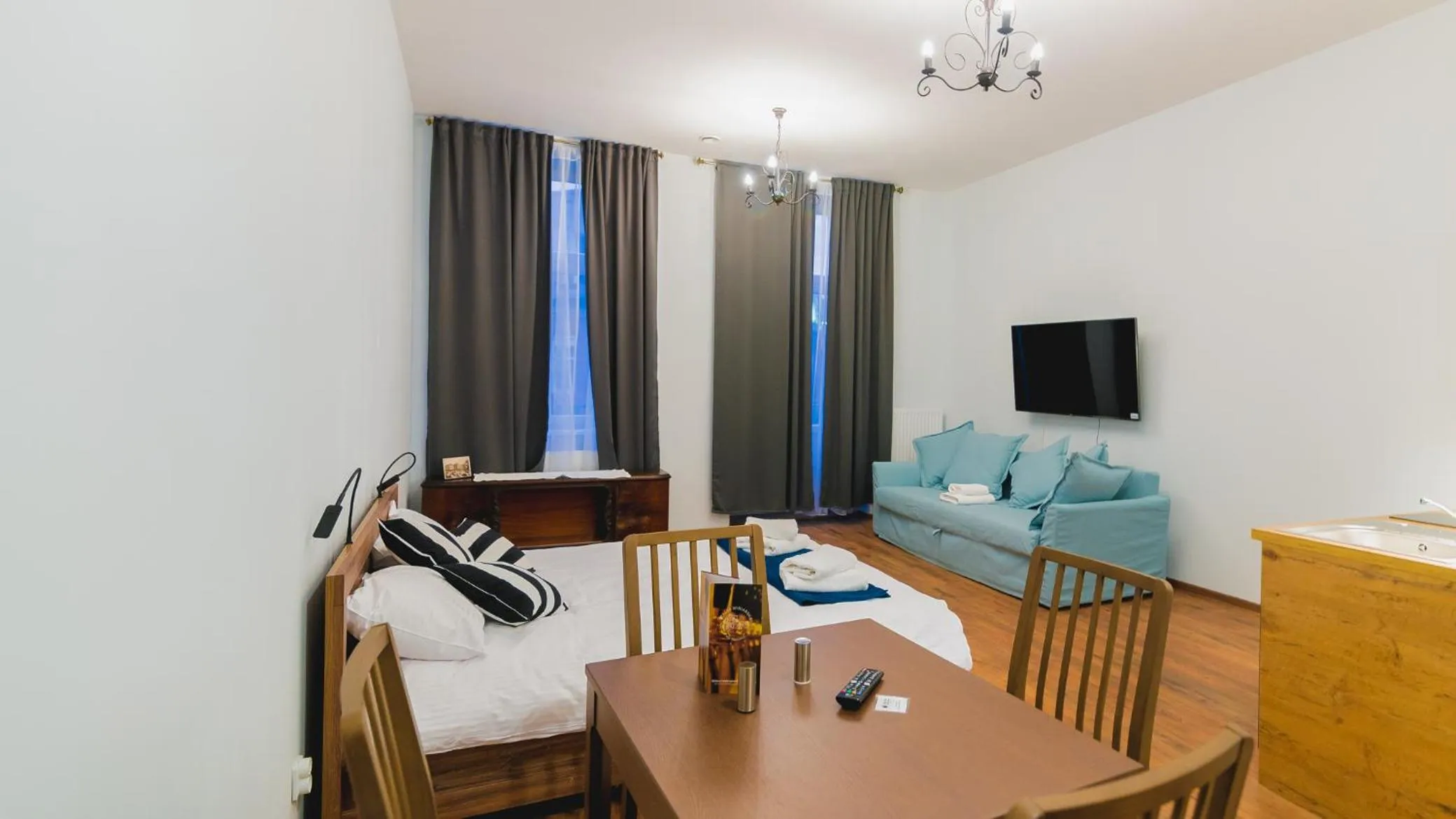 Bed in Oak Tree Old Town Apartments