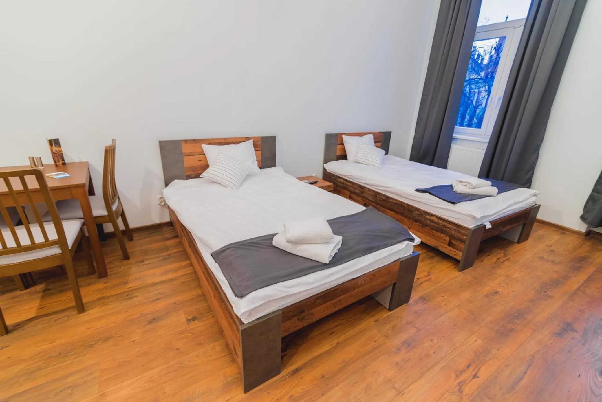 Bed in Oak Tree Old Town Apartments