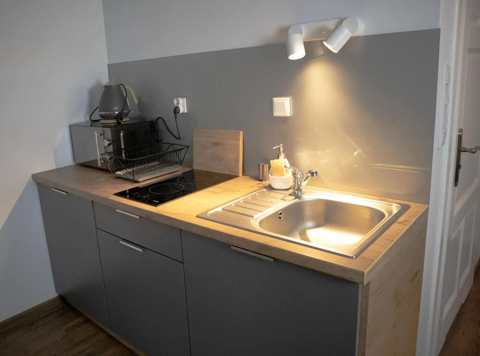 Kitchen or kitchenette in Oak Tree Old Town Apartments