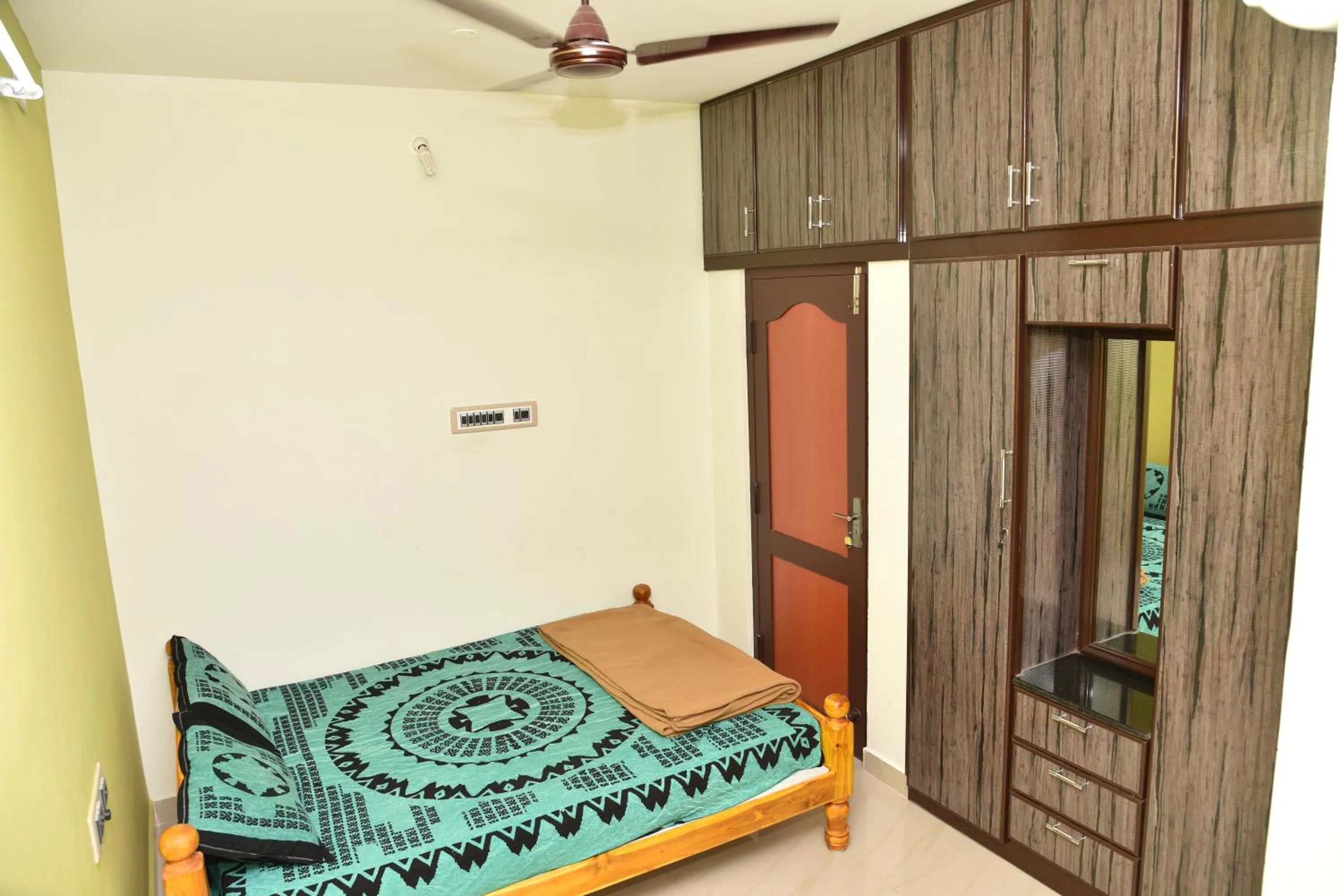Deluxe Family Suite in Thirumalai Home Stay - Group & Family Stay Room VL Swami Malai Temple