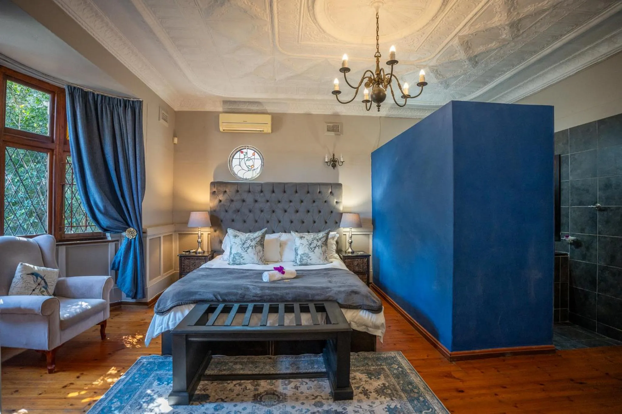 Photo of the whole room, Bed in Palm Tree Manor