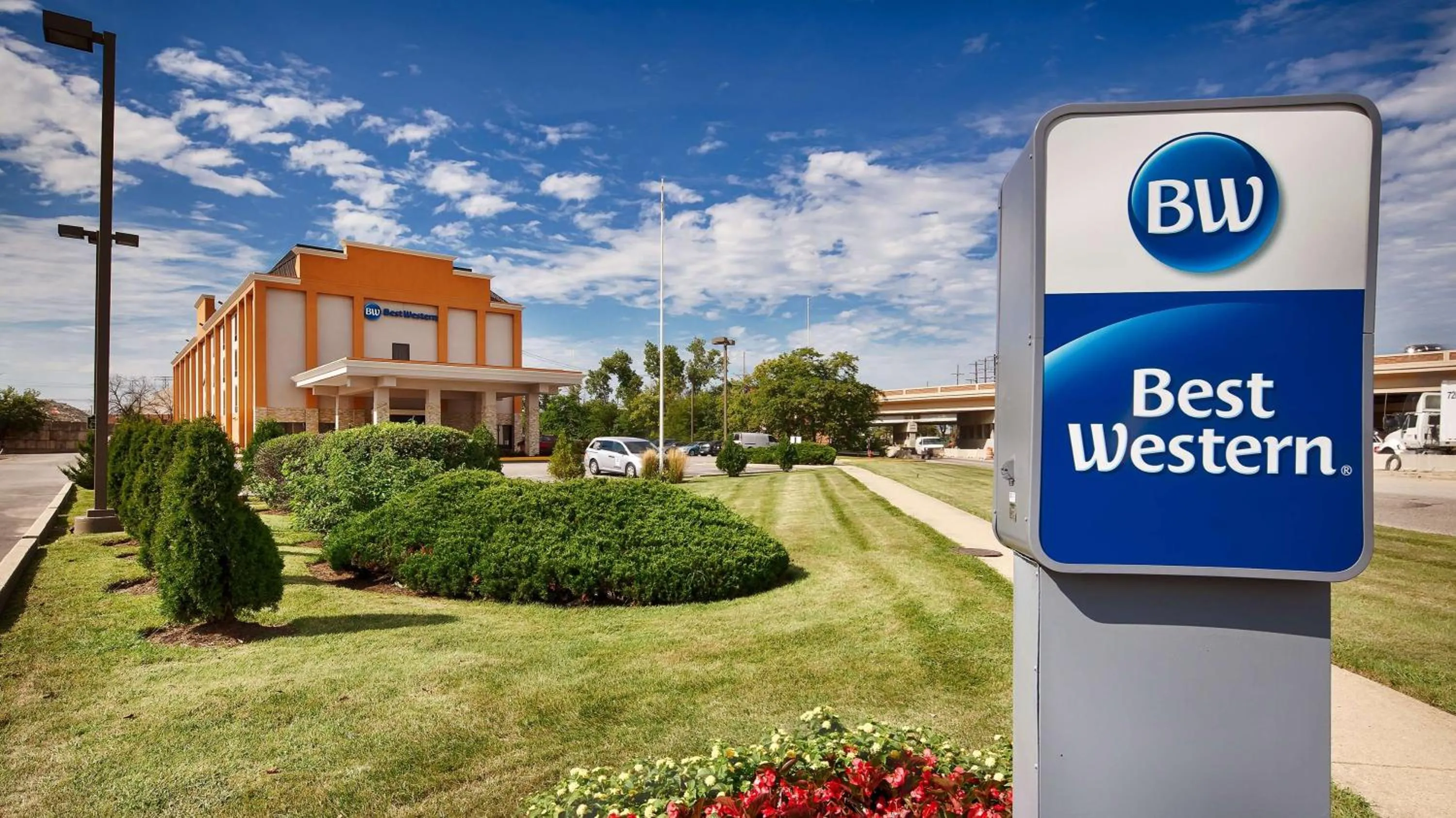 Property building in Best Western O'Hare/Elk Grove Hotel