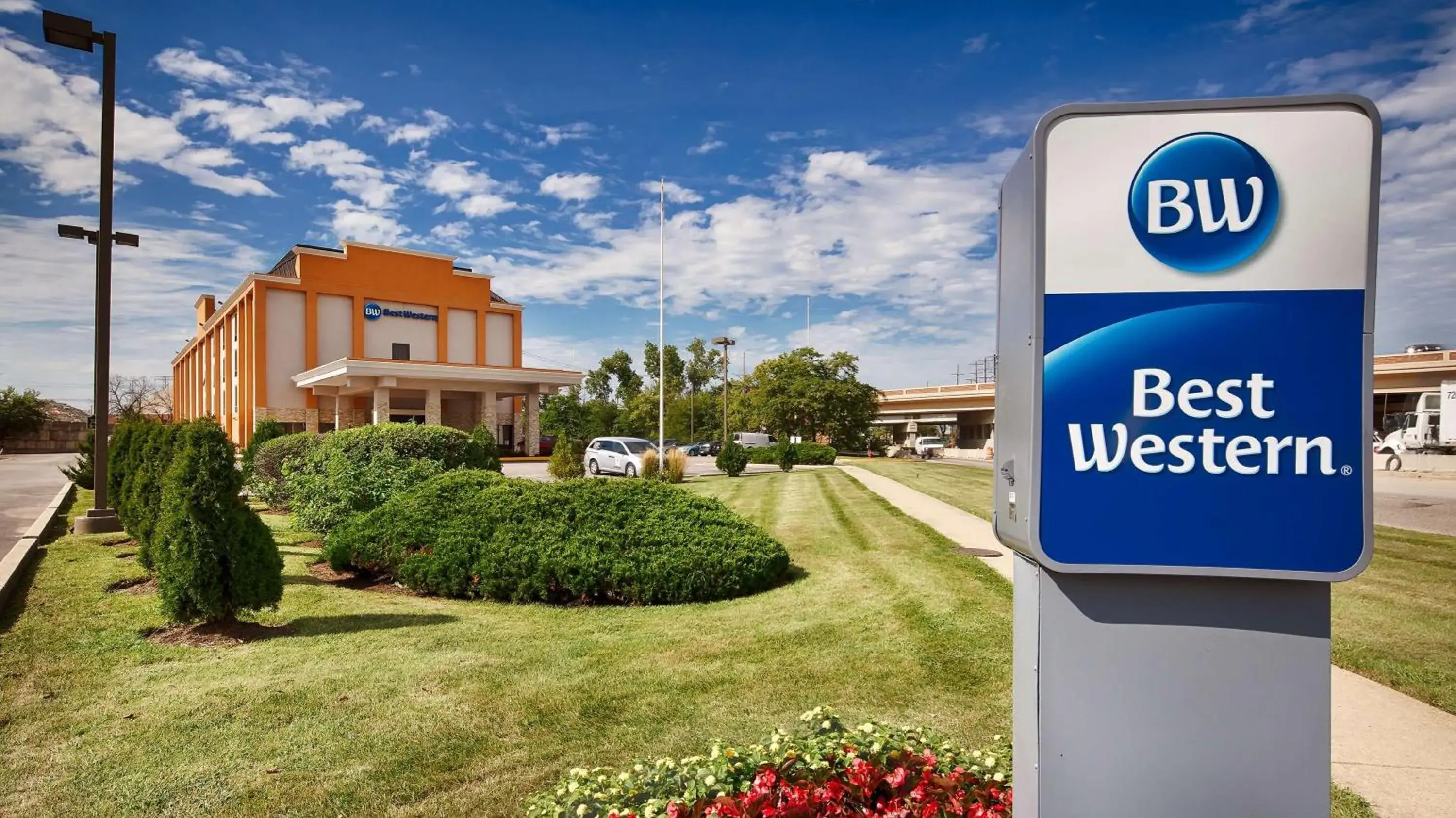 Property building in Best Western O'Hare/Elk Grove Hotel Property building in Best Western O'Hare/Elk Grove Hotel
