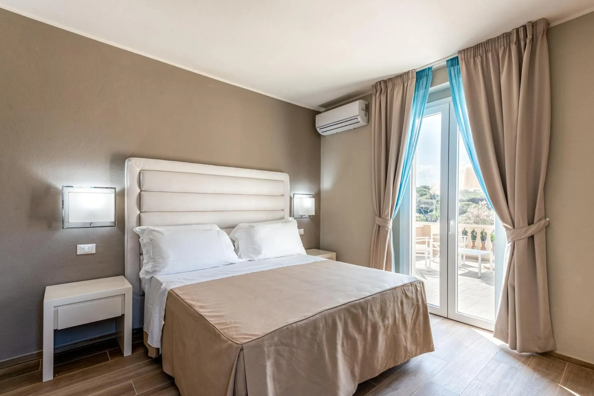 Bedroom, Bed in Hotel Villa Bolgheri