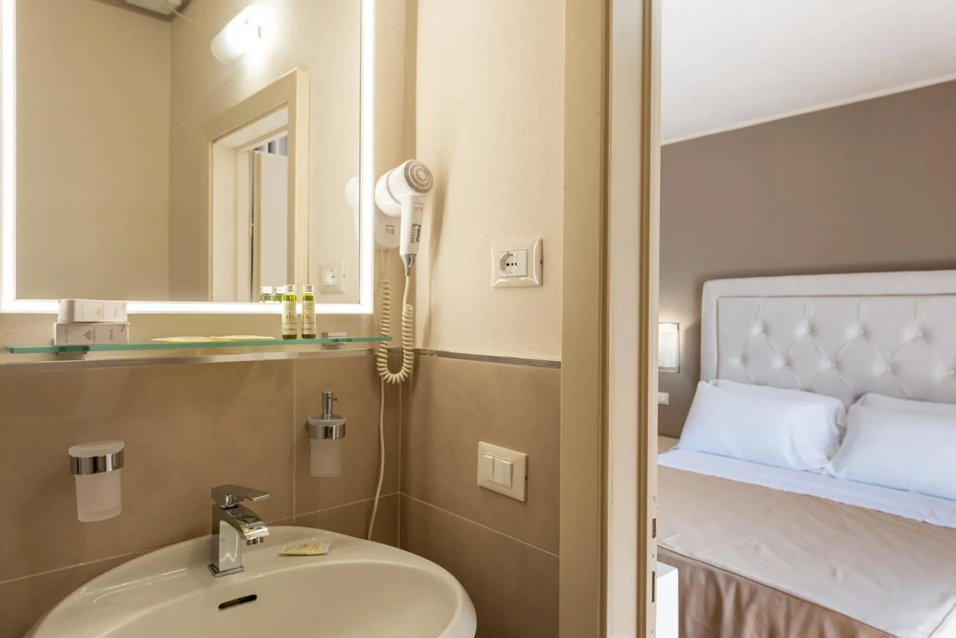 Bathroom, Bed in Hotel Villa Bolgheri
