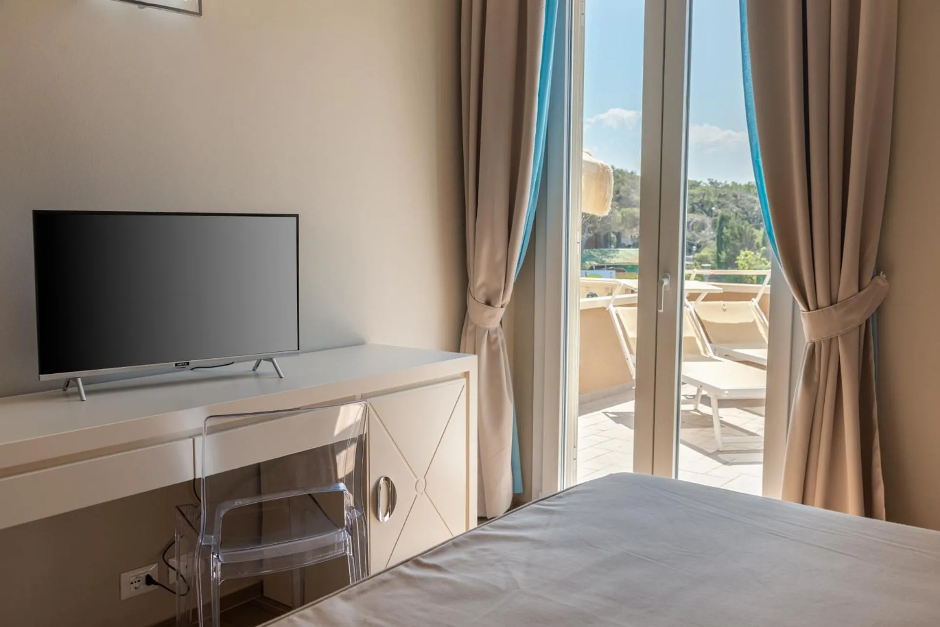 View (from property/room), Bed in Hotel Villa Bolgheri