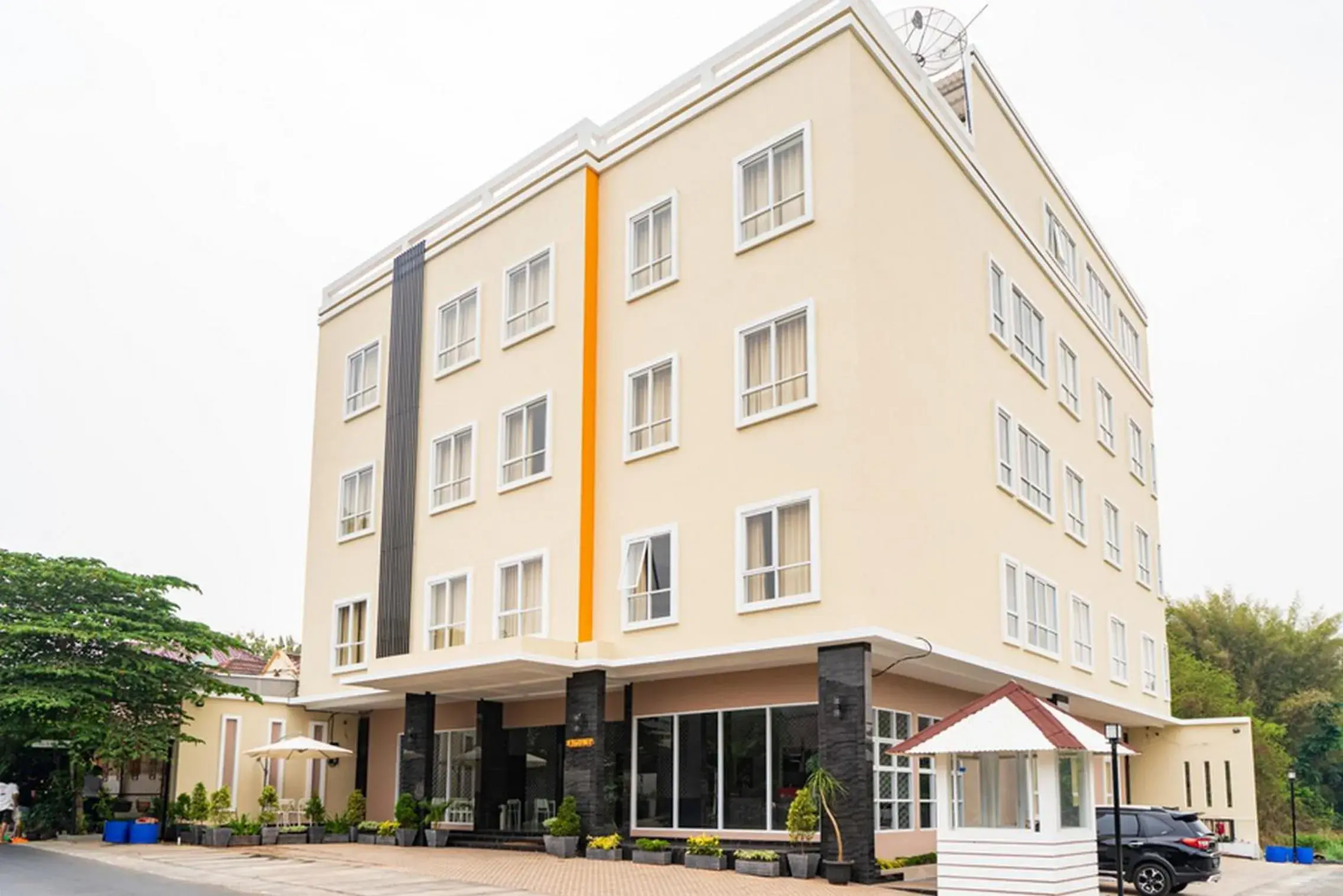 Property building in RedDoorz Plus near Teras Kota 3 Property building in RedDoorz Plus near Teras Kota 3