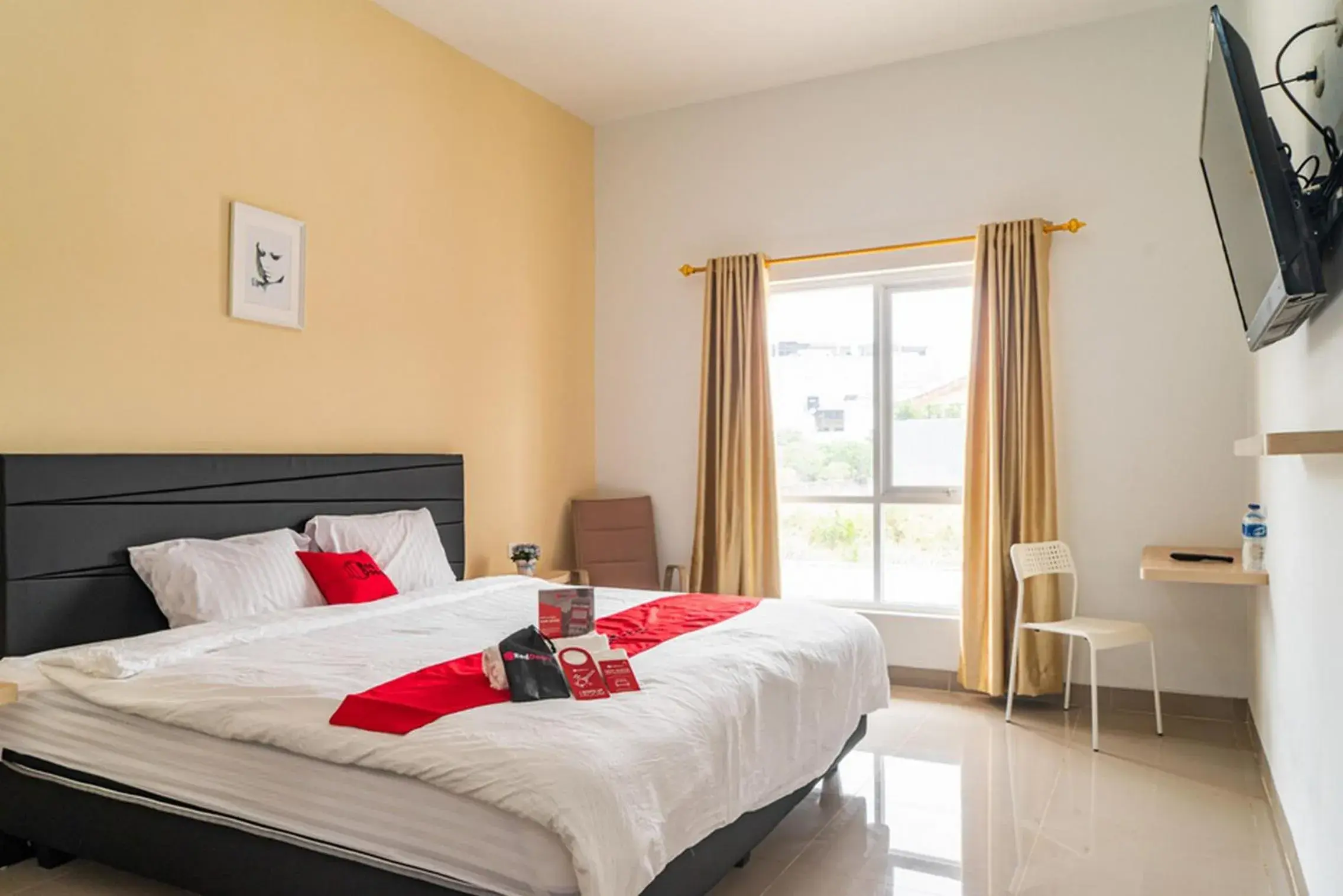 Photo of the whole room, Bed in RedDoorz Plus near Teras Kota 3 Photo of the whole room, Bed in RedDoorz Plus near Teras Kota 3