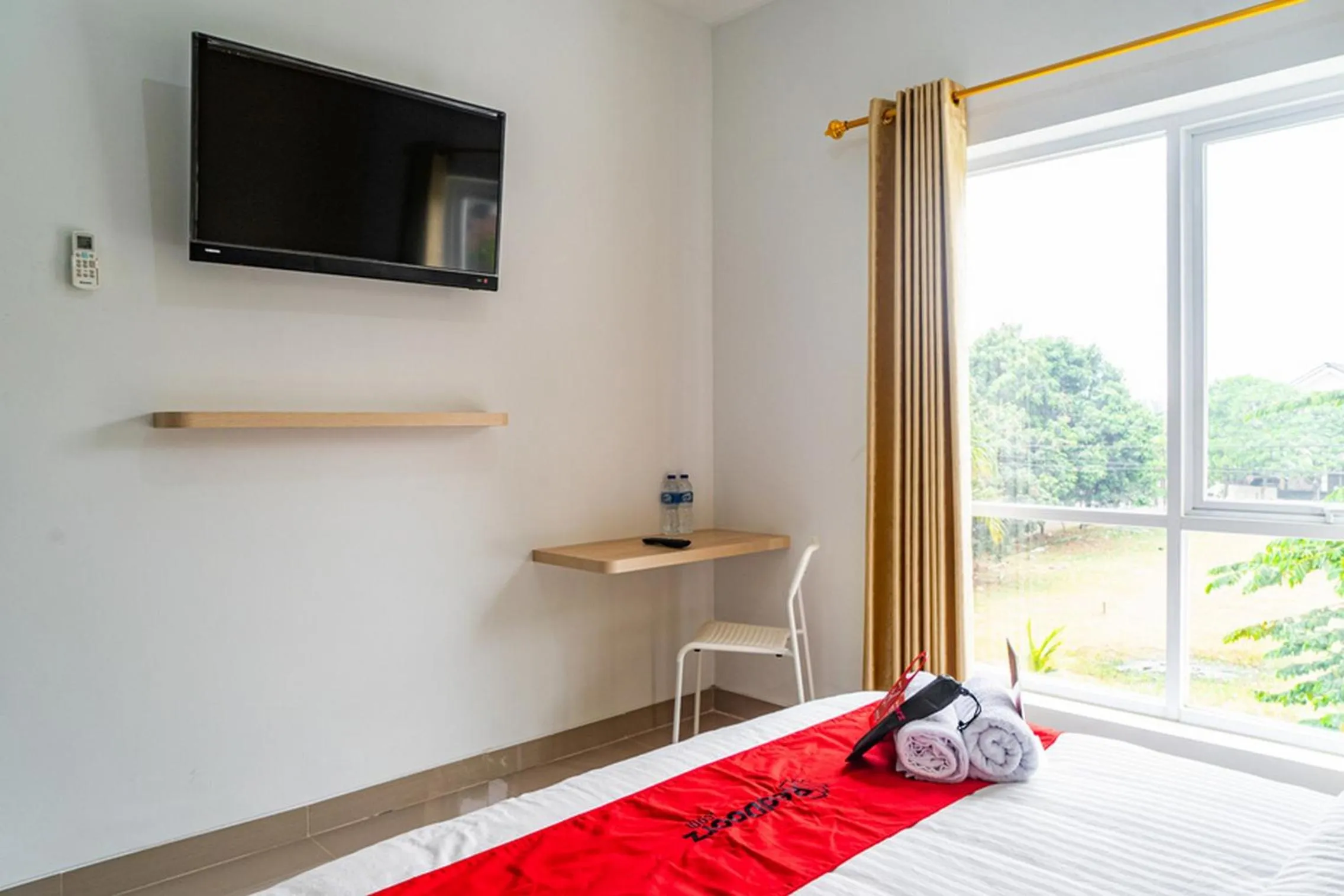 Bedroom, Bed in RedDoorz Plus near Teras Kota 3