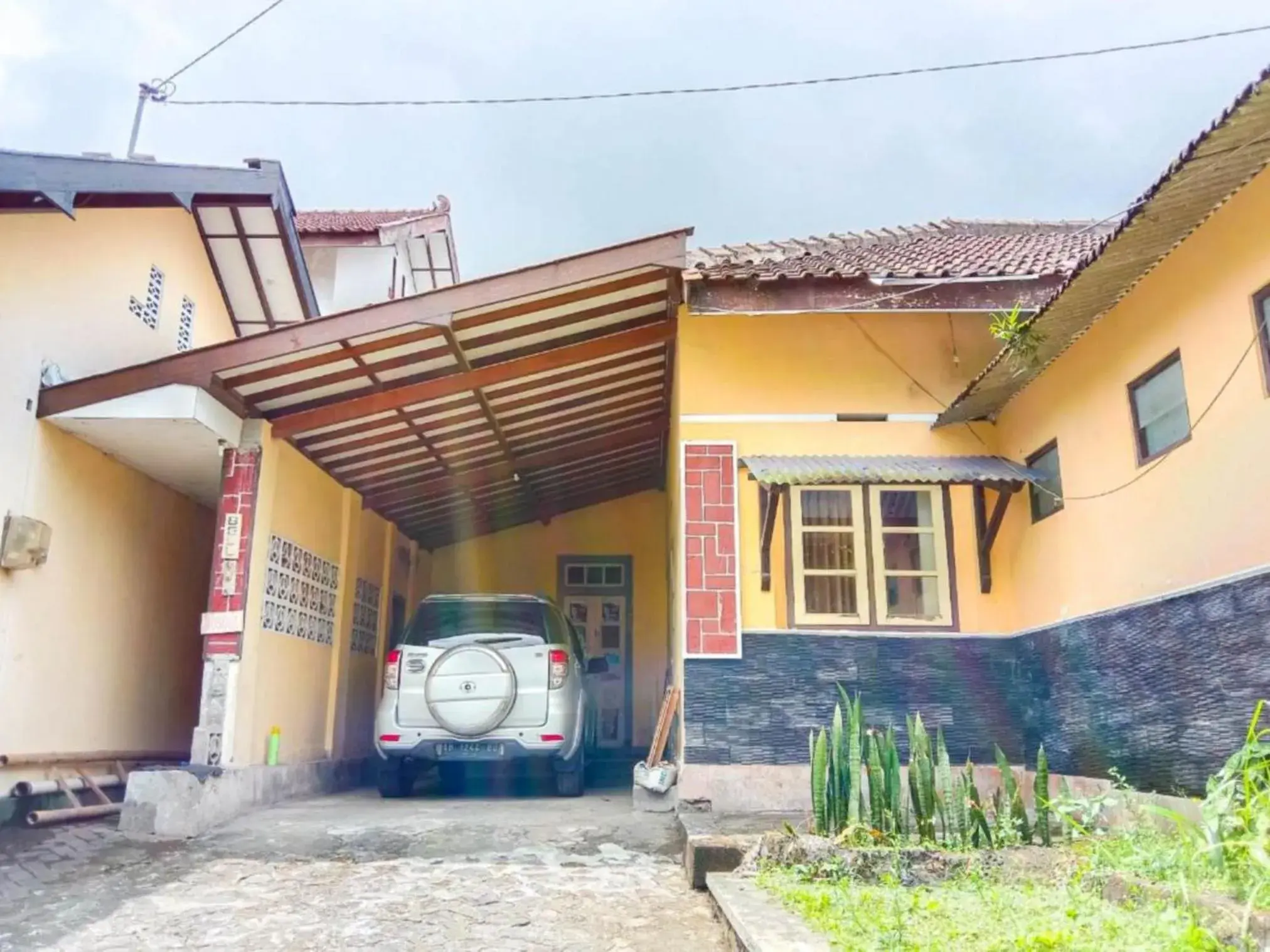 Facade/entrance in Nguntara Gati Facade/entrance in Nguntara Gati