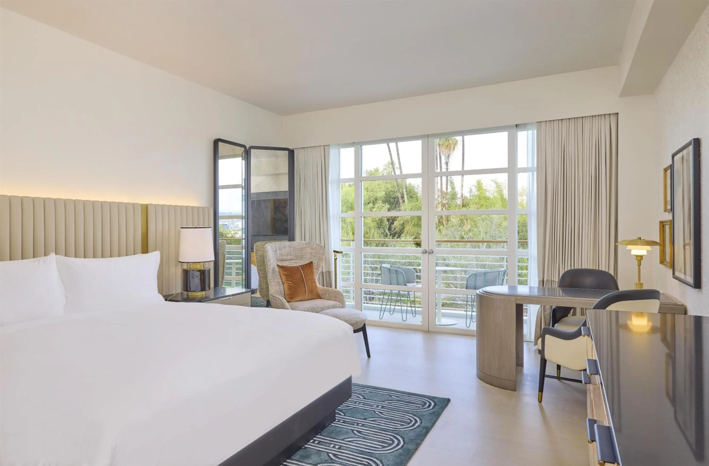 Bedroom, Bed in Cameo Beverly Hills, LXR Hotels & Resorts