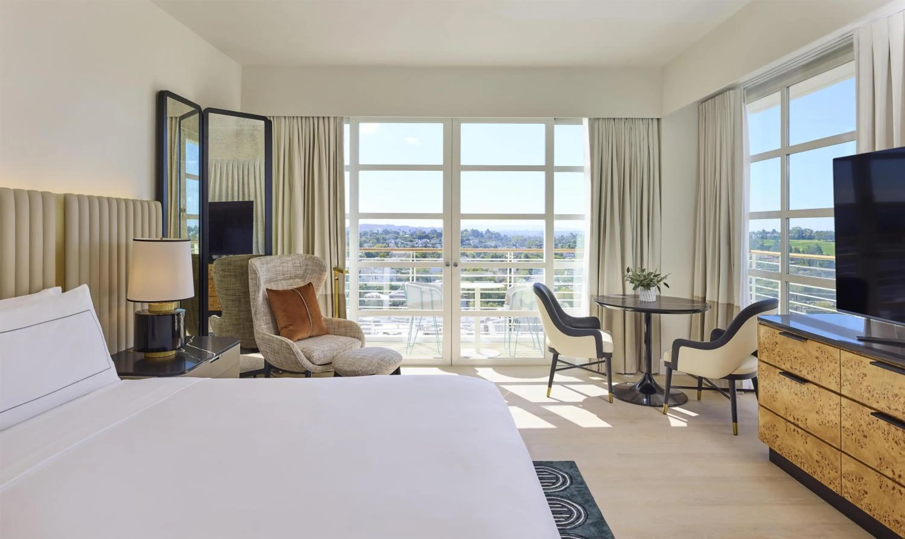 Bed in Cameo Beverly Hills, LXR Hotels & Resorts