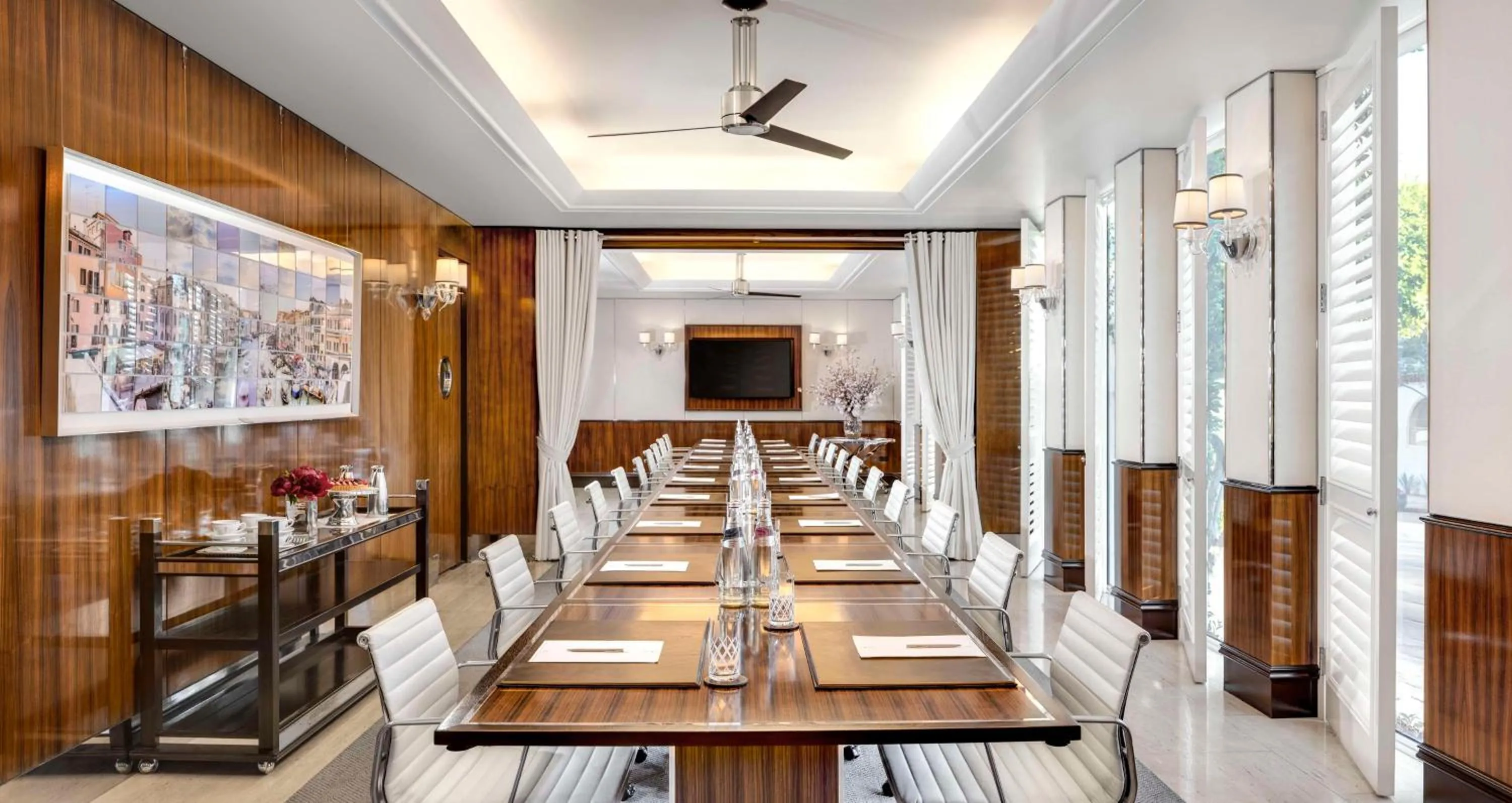Meeting/conference room in Cameo Beverly Hills