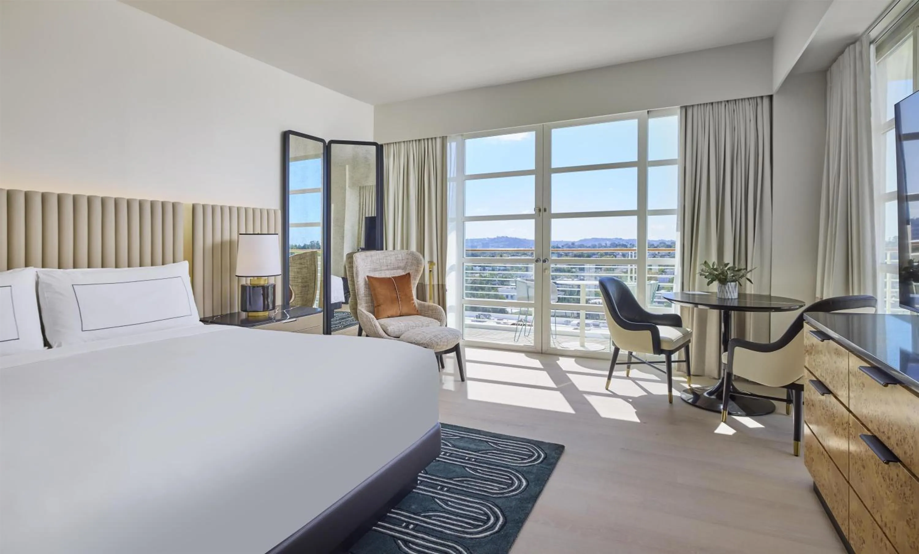 Bed in Cameo Beverly Hills, LXR Hotels & Resorts