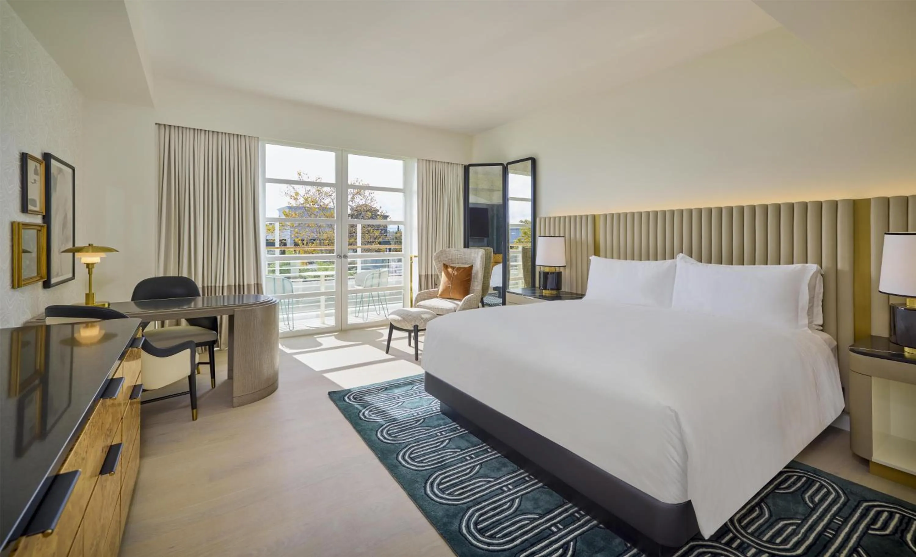 Bed in Cameo Beverly Hills, LXR Hotels & Resorts