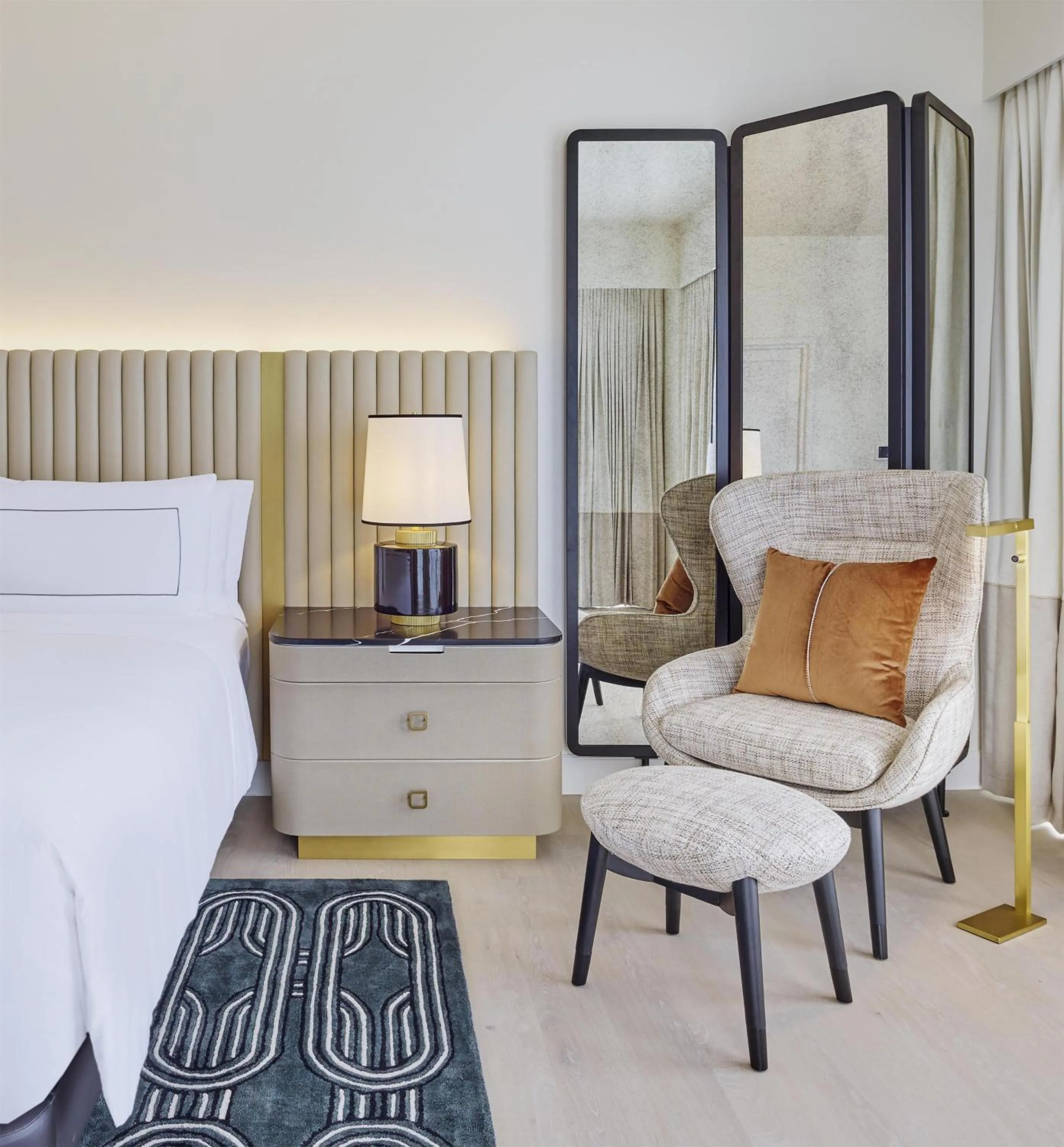 Bed in Cameo Beverly Hills, LXR Hotels & Resorts