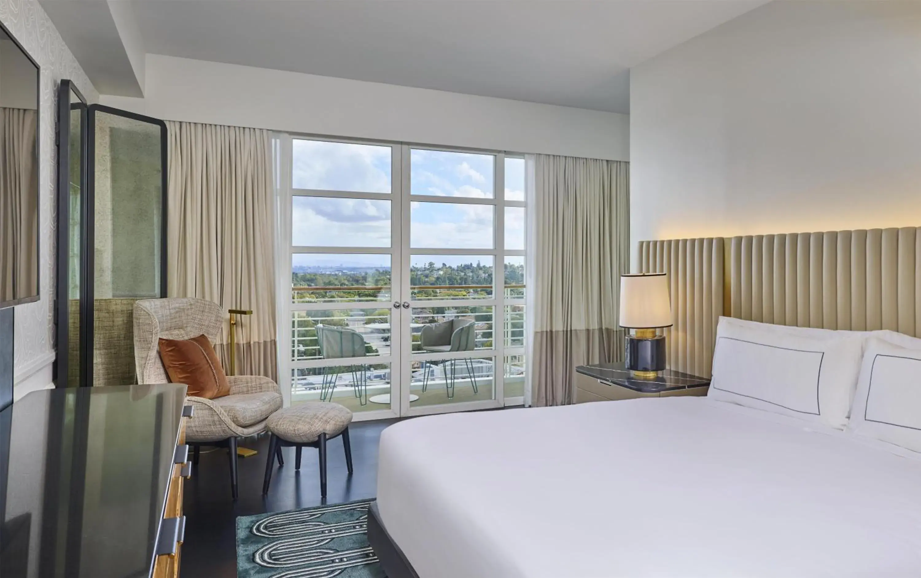 Bed in Cameo Beverly Hills, LXR Hotels & Resorts Bed in Cameo Beverly Hills, LXR Hotels & Resorts