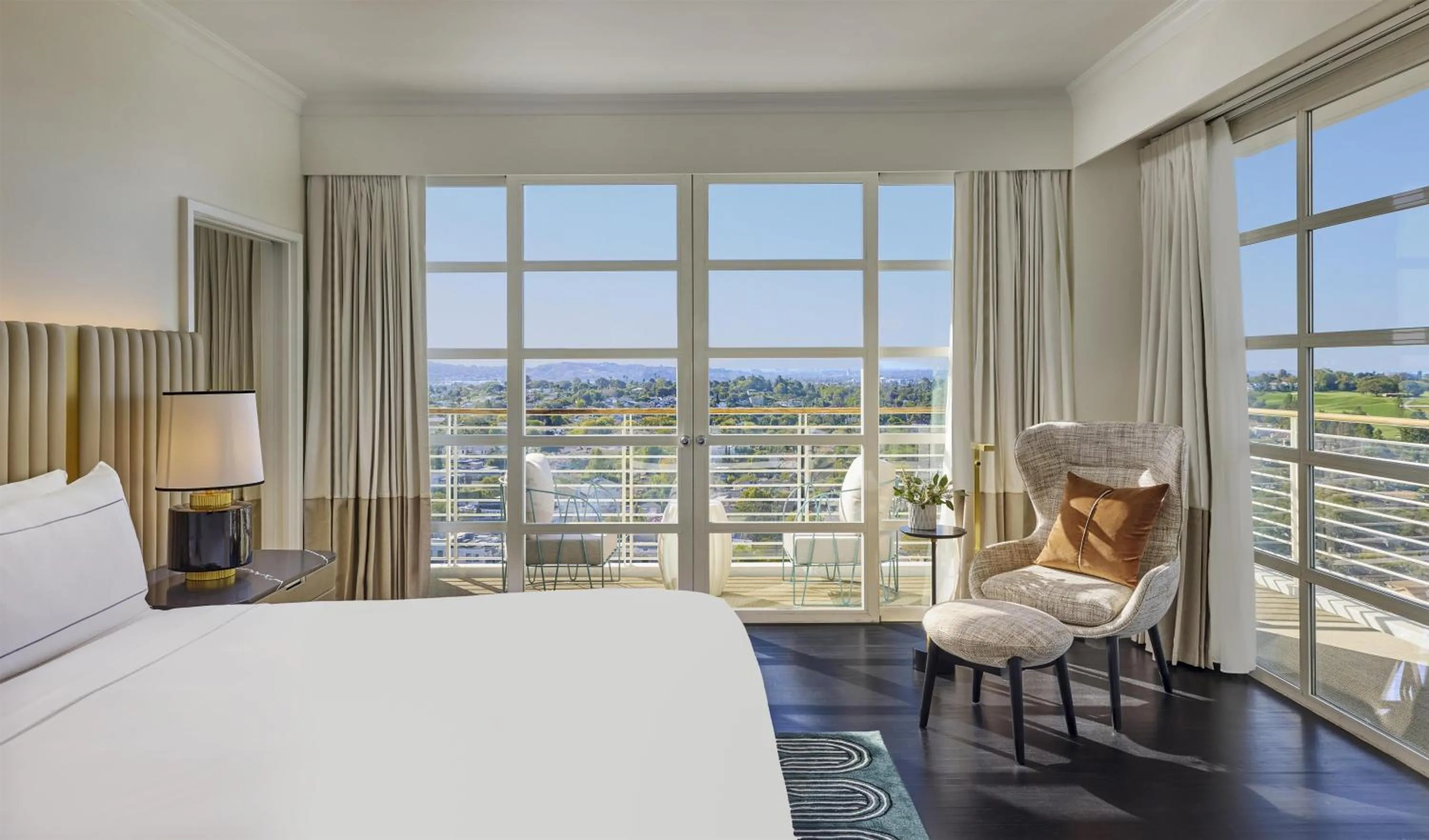 Bed in Cameo Beverly Hills, LXR Hotels & Resorts