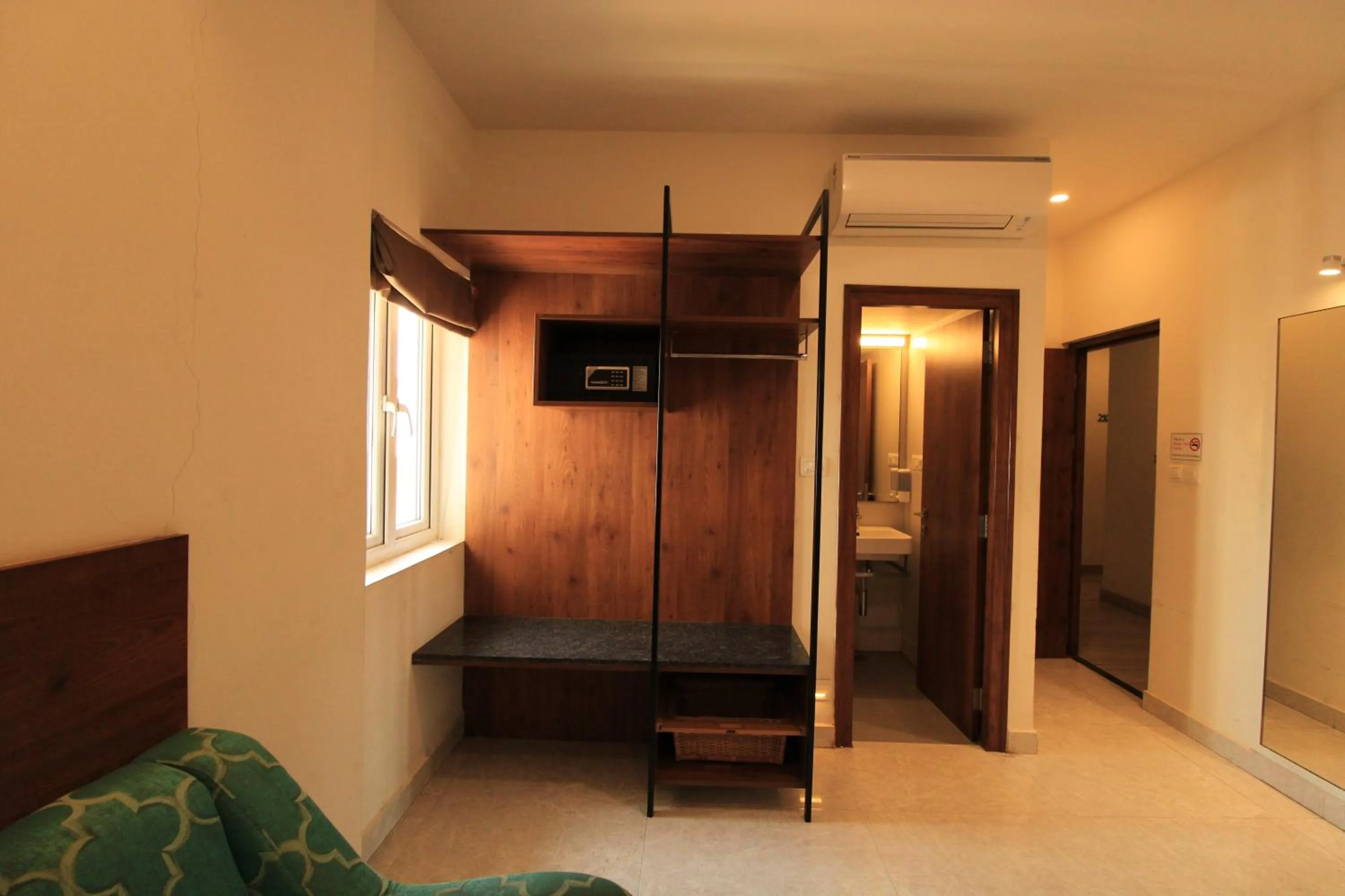 Communal lounge/ TV room in Arunaa Inn Airport Hotel,Chennai