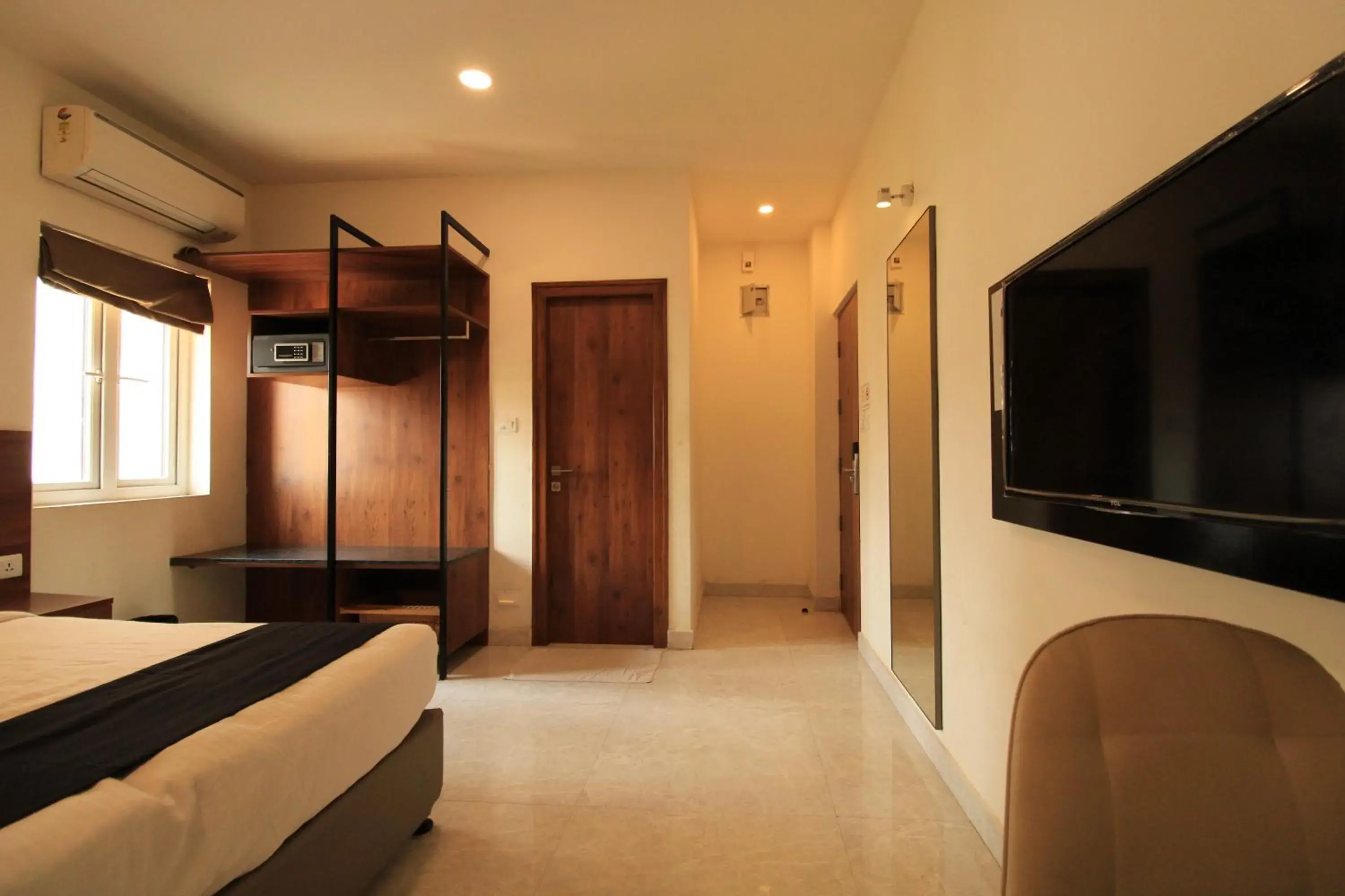 Communal lounge/ TV room, Bed in Arunaa Inn Airport Hotel,Chennai Communal lounge/ TV room, Bed in Arunaa Inn Airport Hotel,Chennai