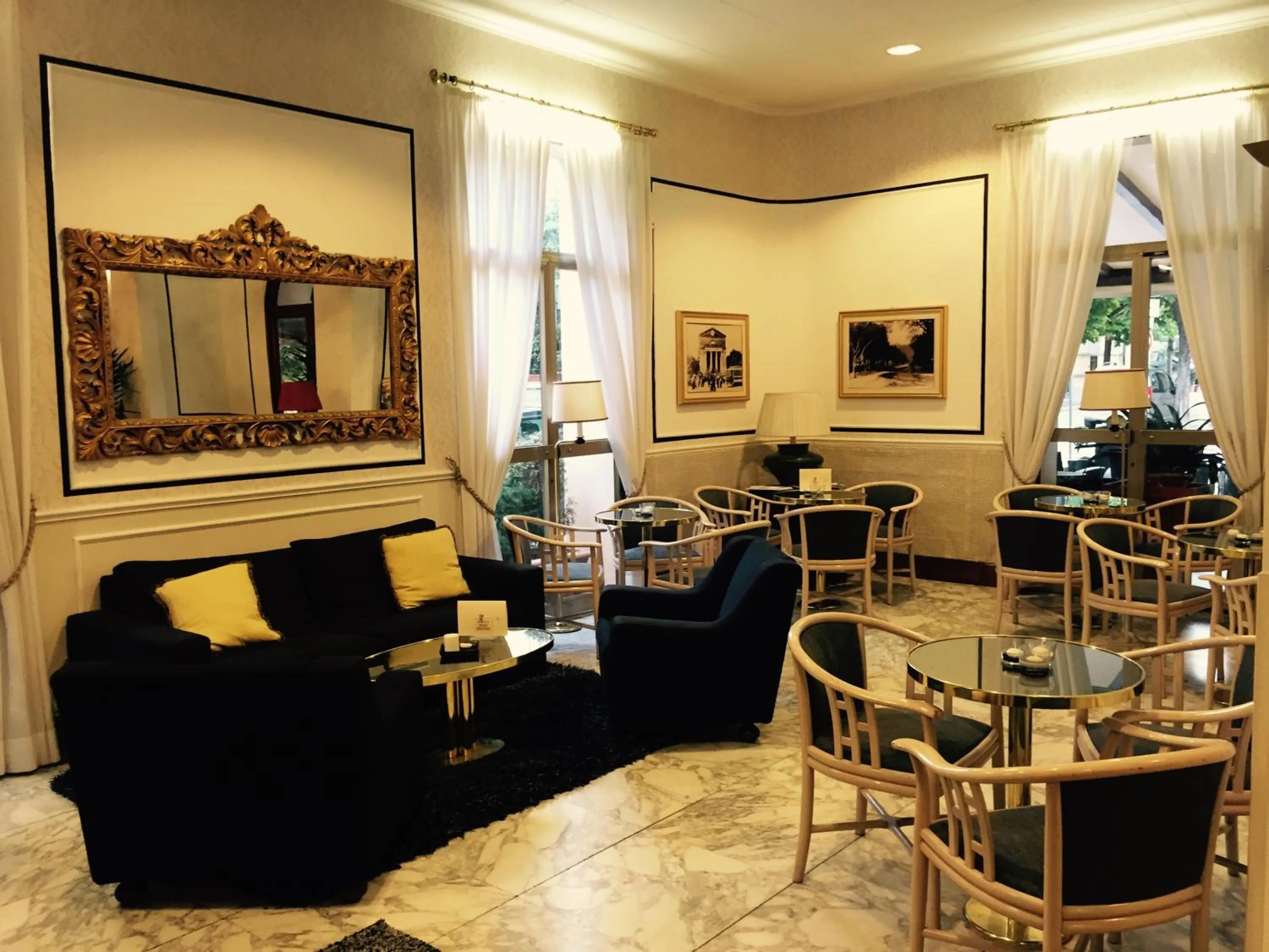 Communal lounge/ TV room in Hotel Biondi