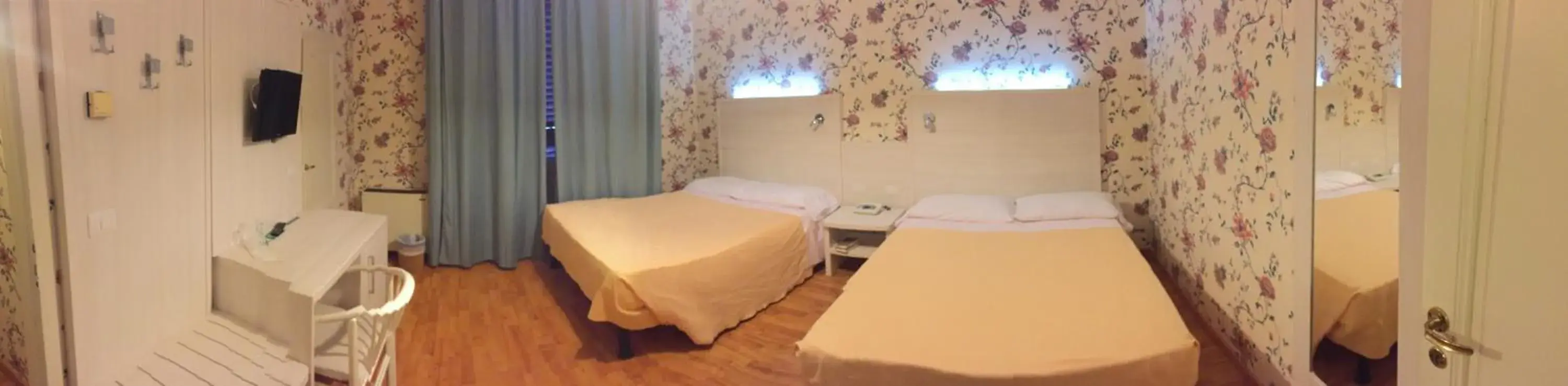 Triple Room in Hotel Biondi Triple Room in Hotel Biondi