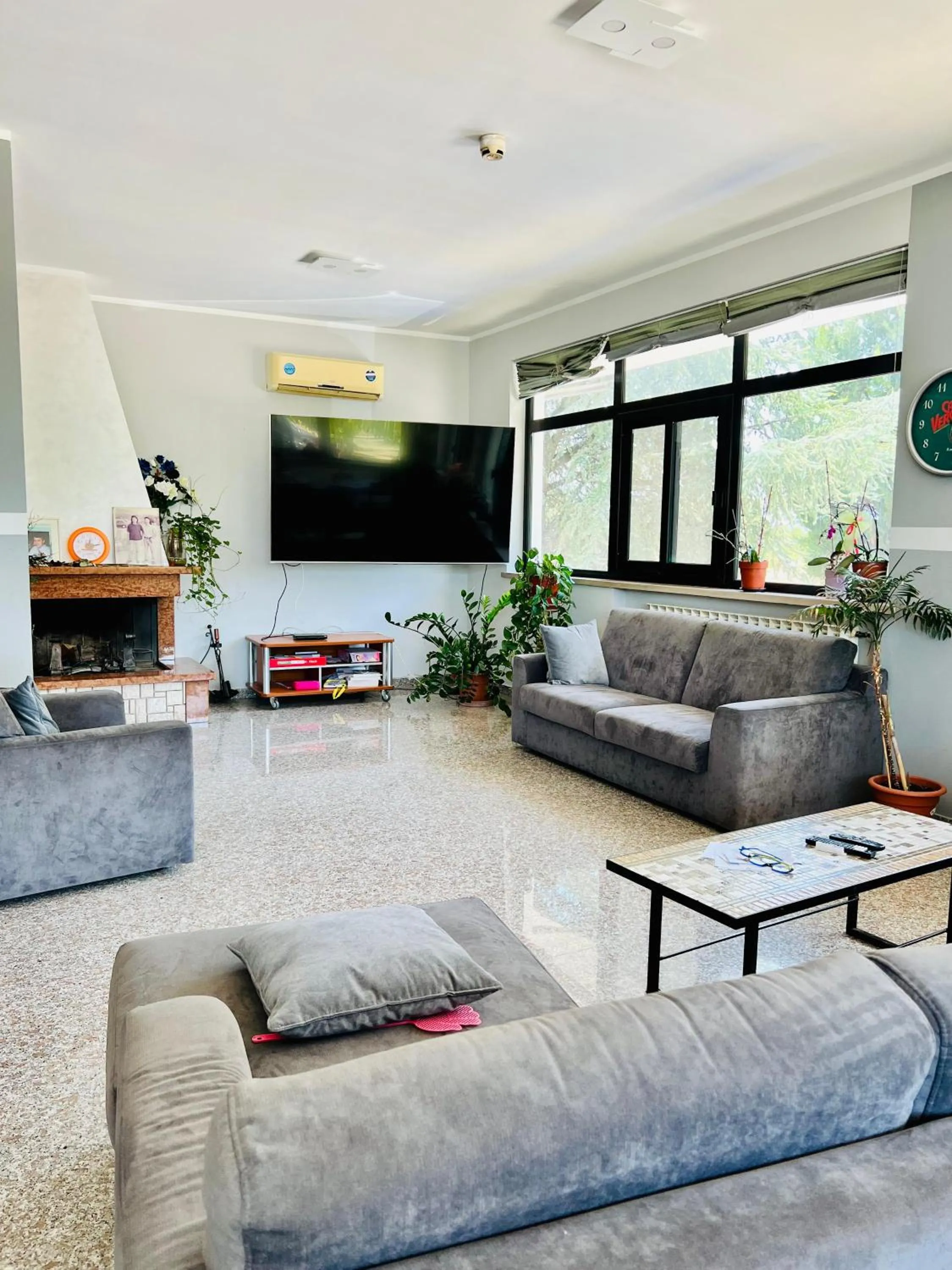 Communal lounge/ TV room in Hotel Paradiso