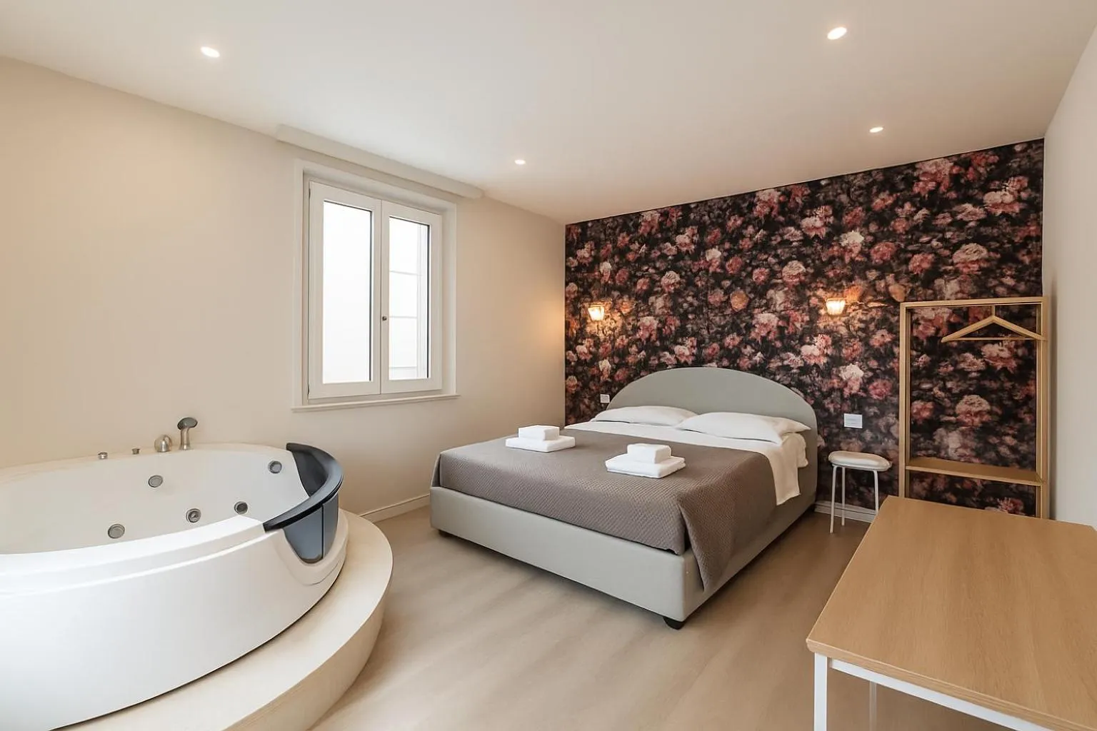 Hot Tub, Bed in B&B Aurelia Garden Rooms