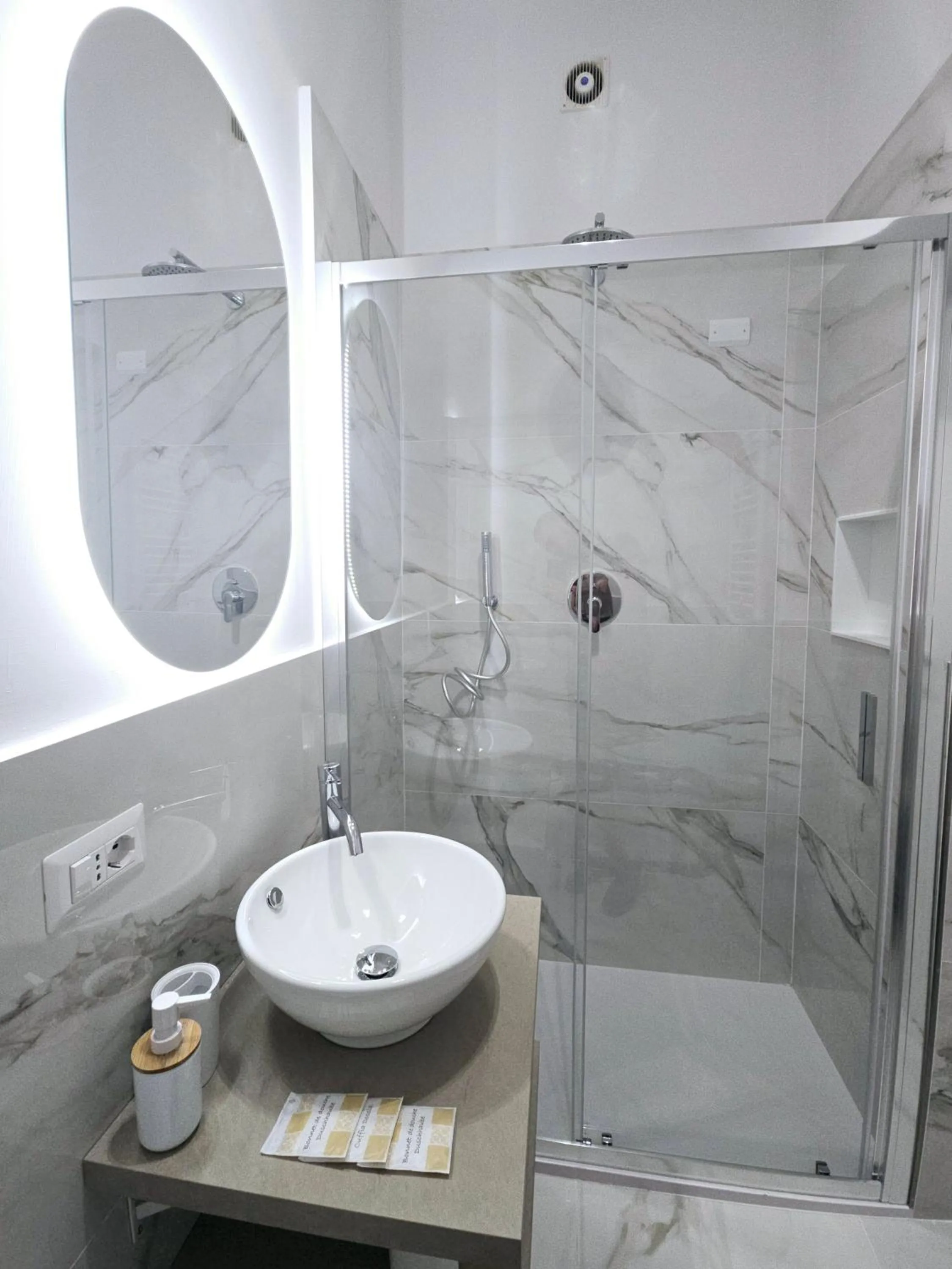 Shower in B&B Aurelia Garden Rooms