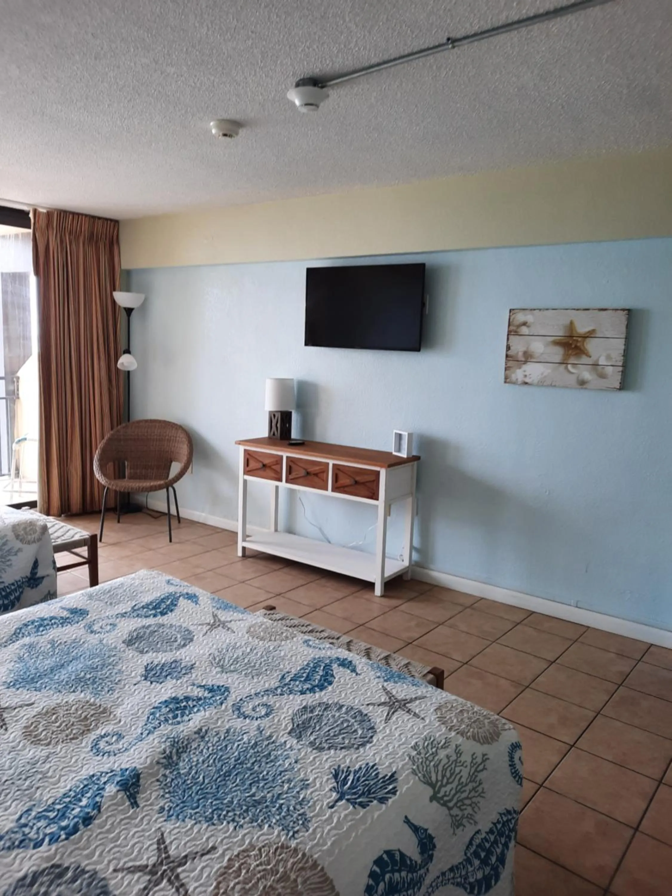 Bed in Daytona Beach Hawaiian Inn