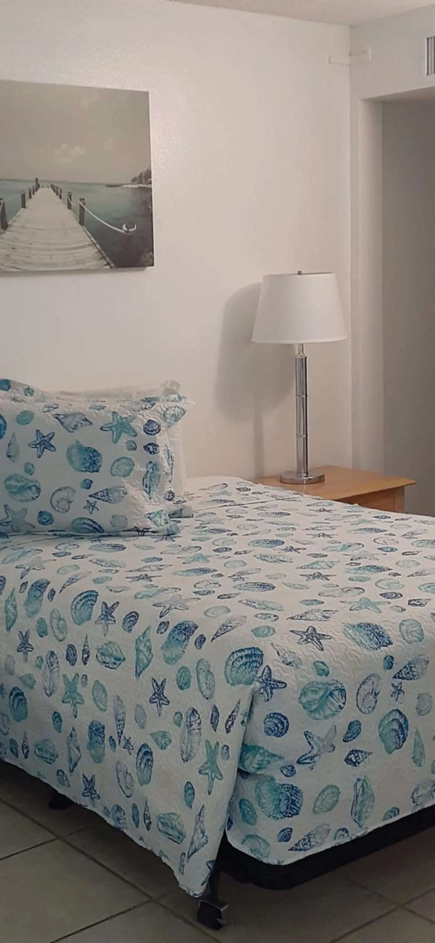 Bed in Daytona Beach Hawaiian Inn