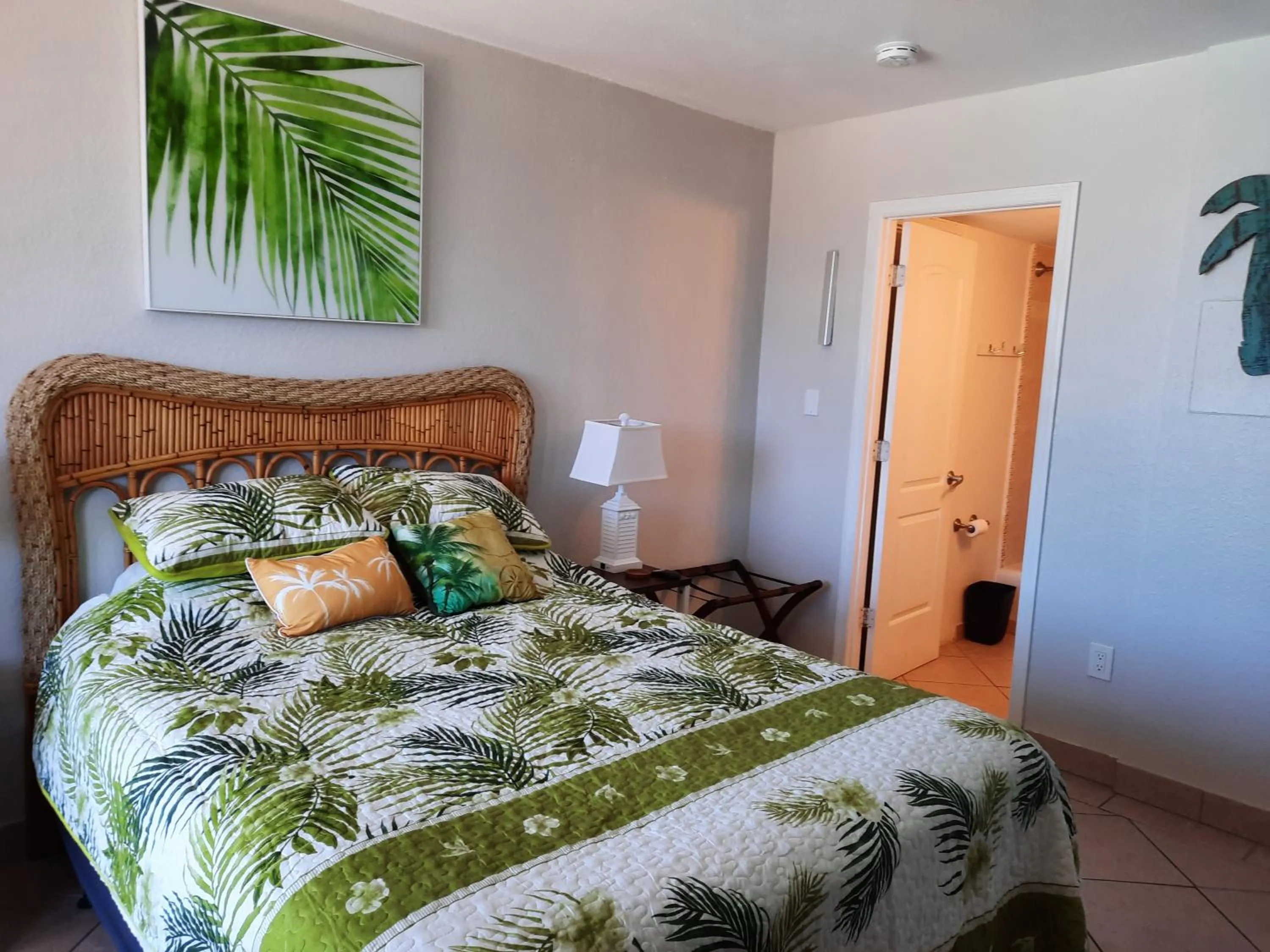 Bed in Daytona Beach Hawaiian Inn