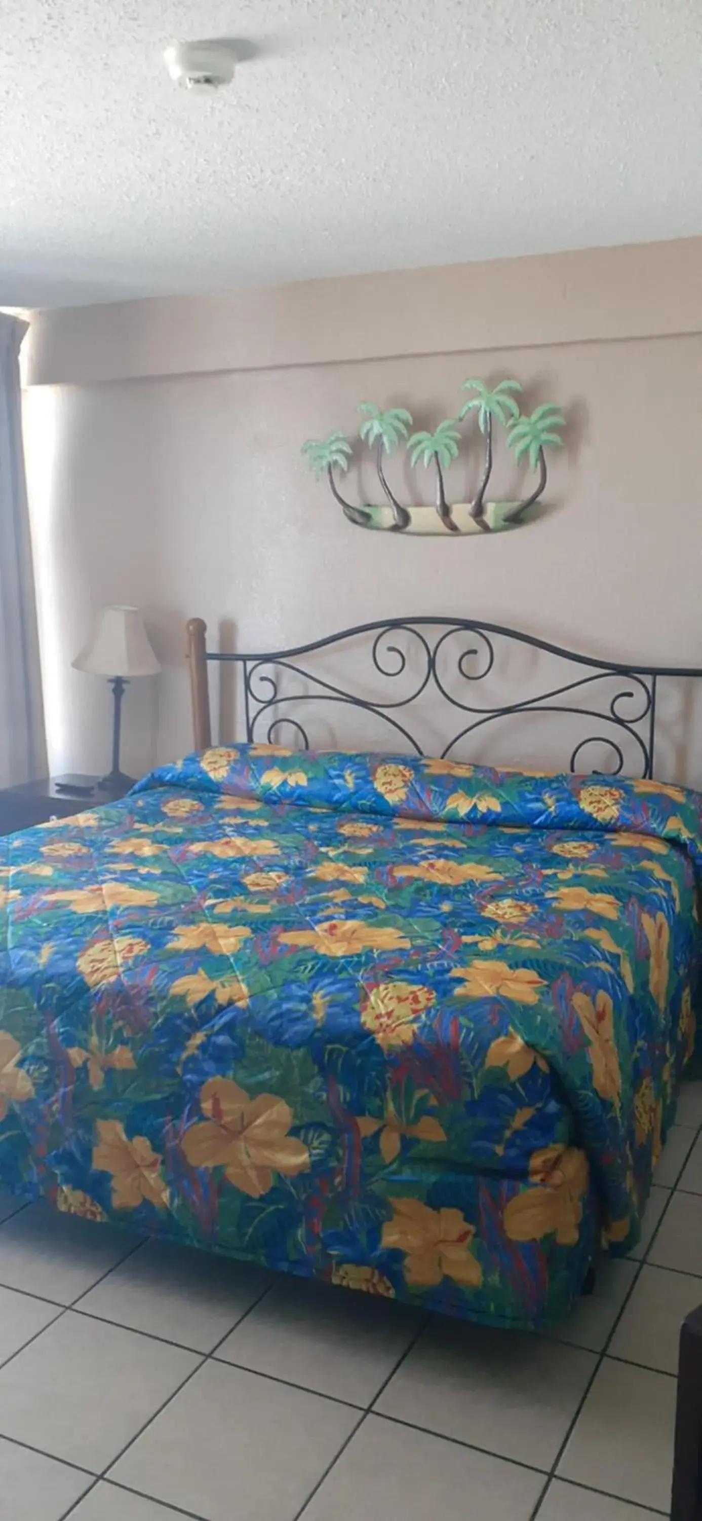 Bed in Daytona Beach Hawaiian Inn Bed in Daytona Beach Hawaiian Inn