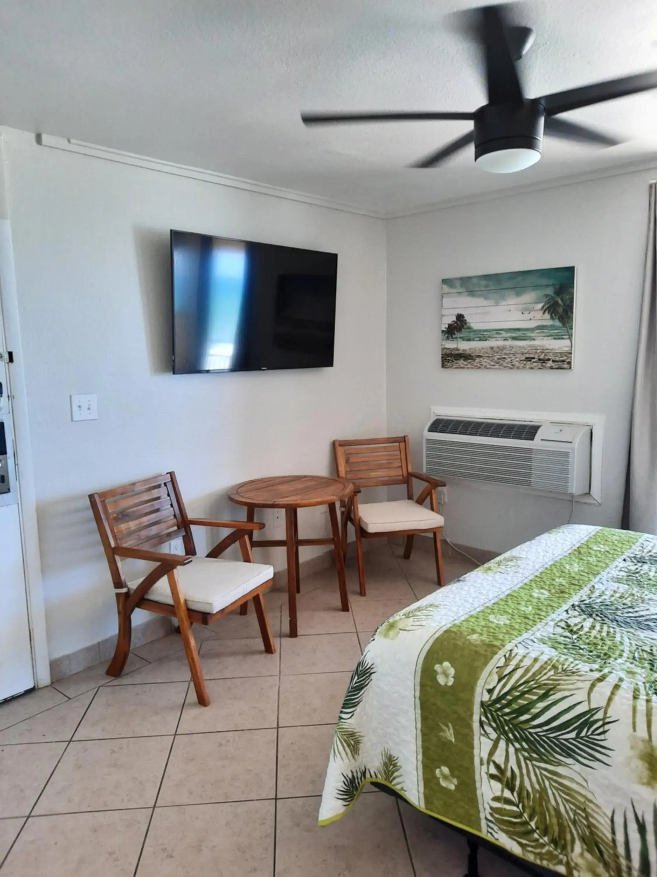 Bed in Daytona Beach Hawaiian Inn Bed in Daytona Beach Hawaiian Inn