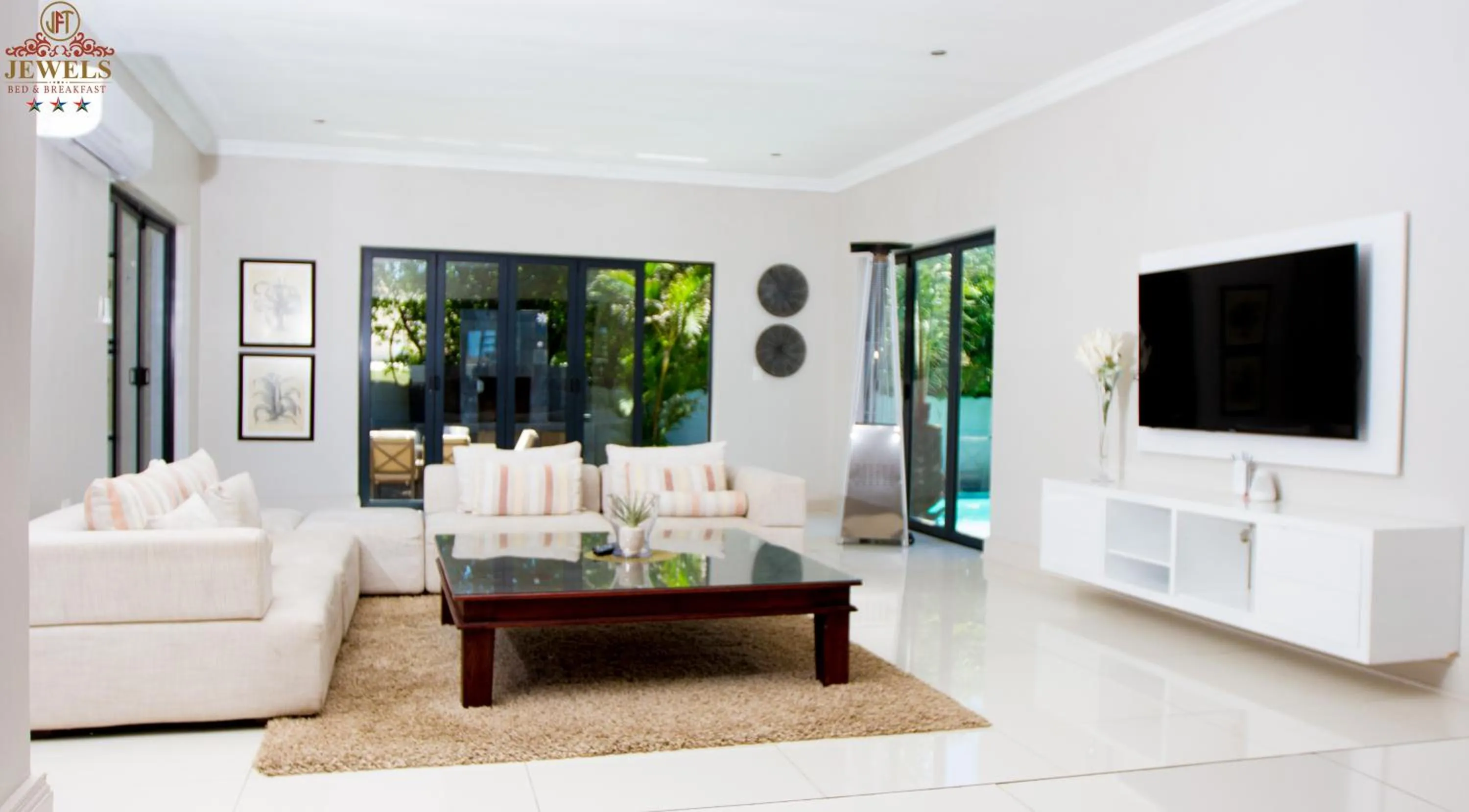 Communal lounge/ TV room in JFT Jewels Guest House