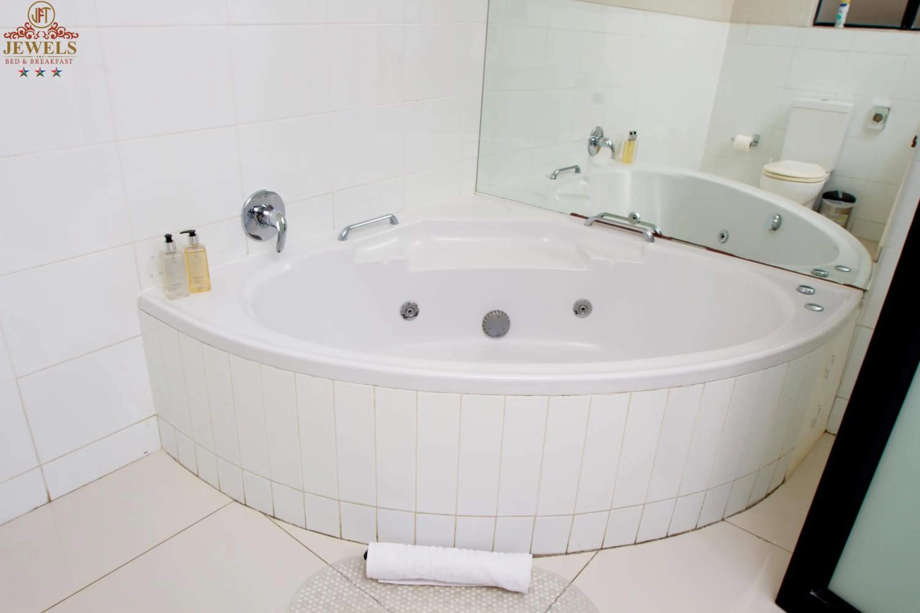 Hot Tub in JFT Jewels Guest House
