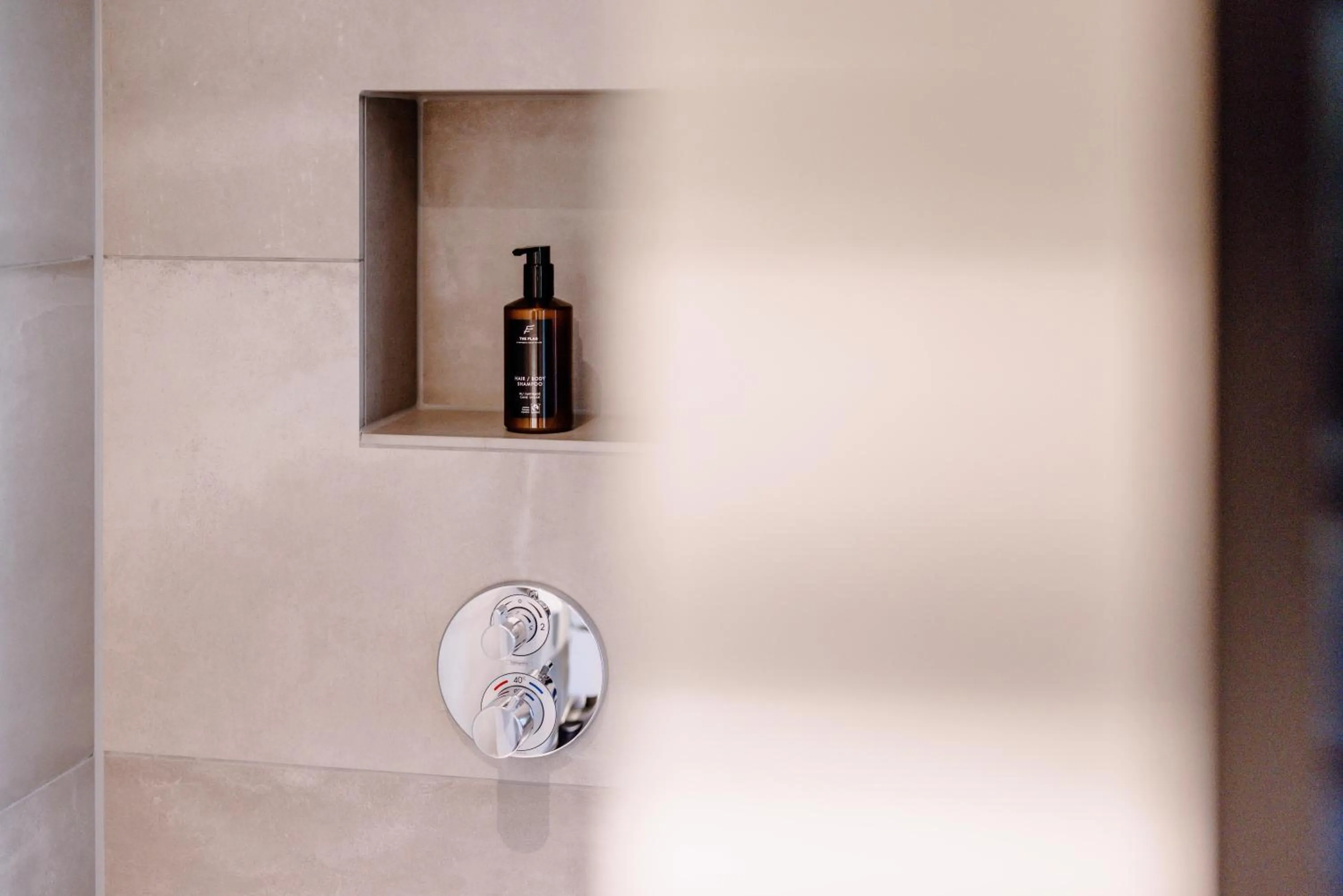 Shower in THE FLAG West M.