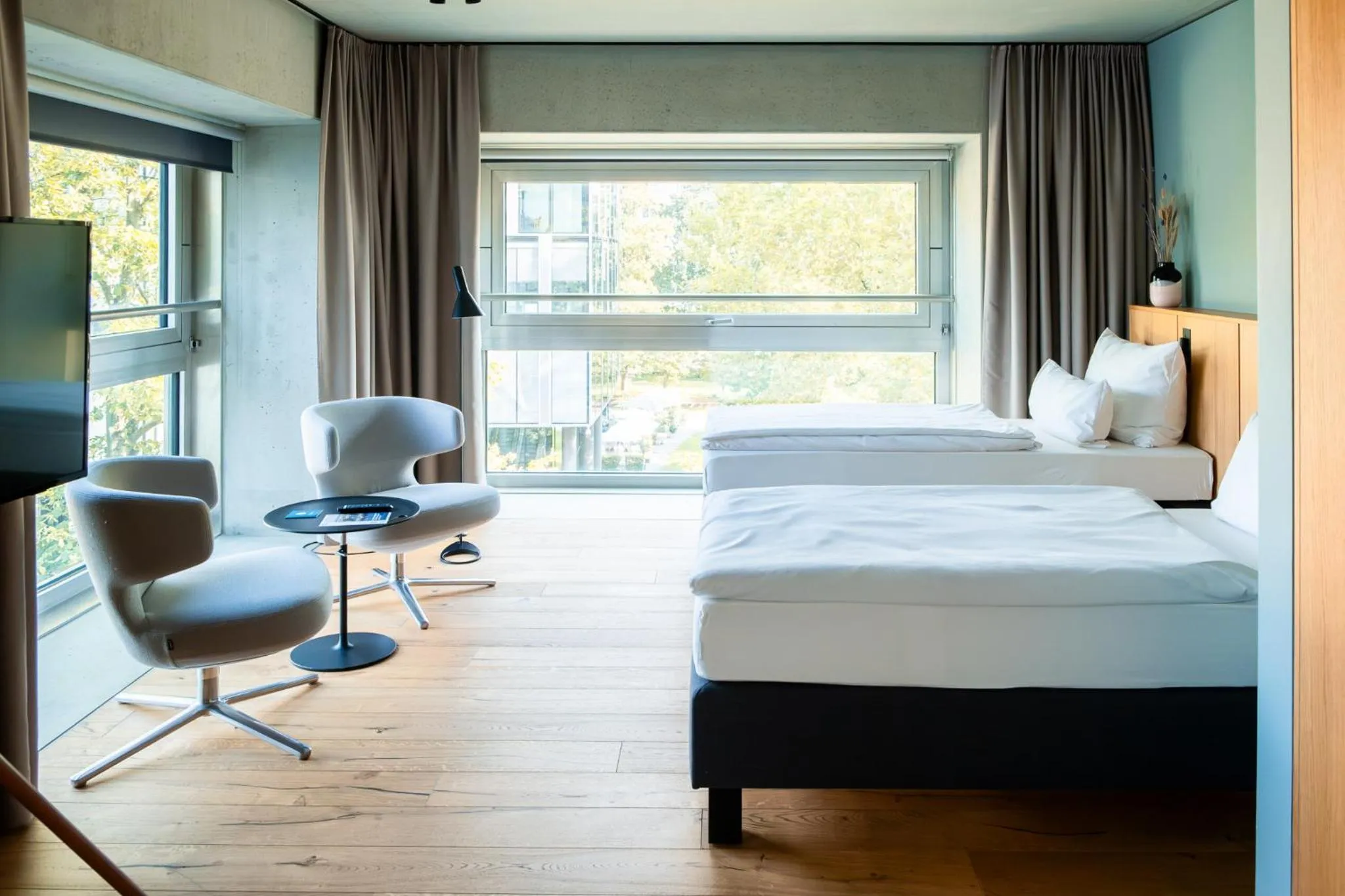 Seating area, Bed in THE FLAG West M.