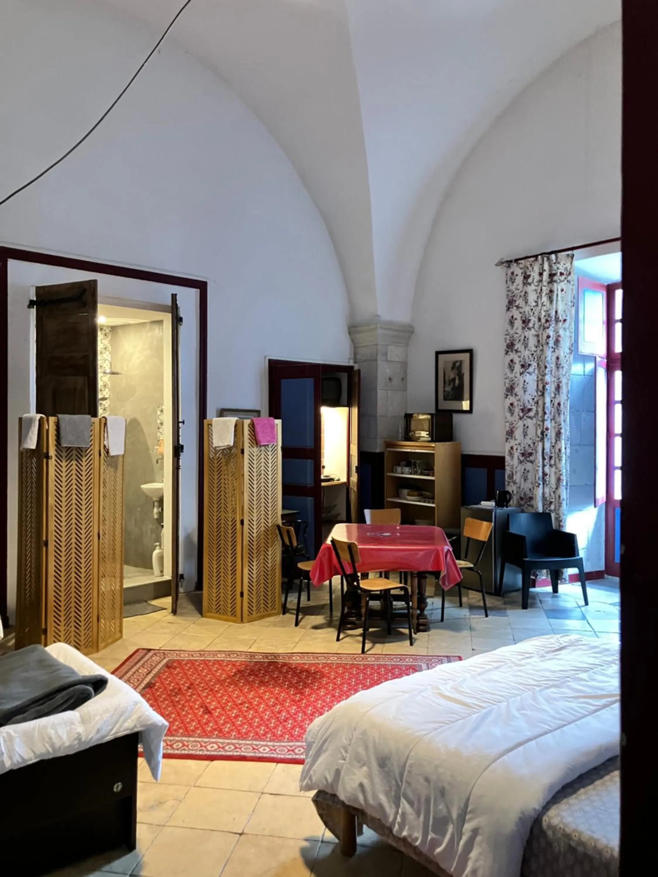 Bed in LES JARDINS DE LA CATHÉDRALE chambres d Hôtes gîte de groupe