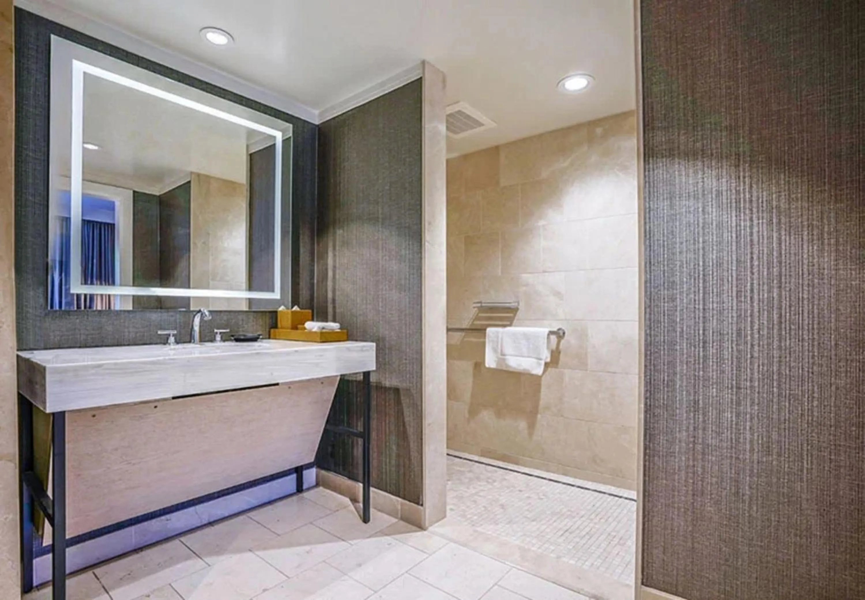 Bathroom in Hotel Amarano Burbank-Hollywood