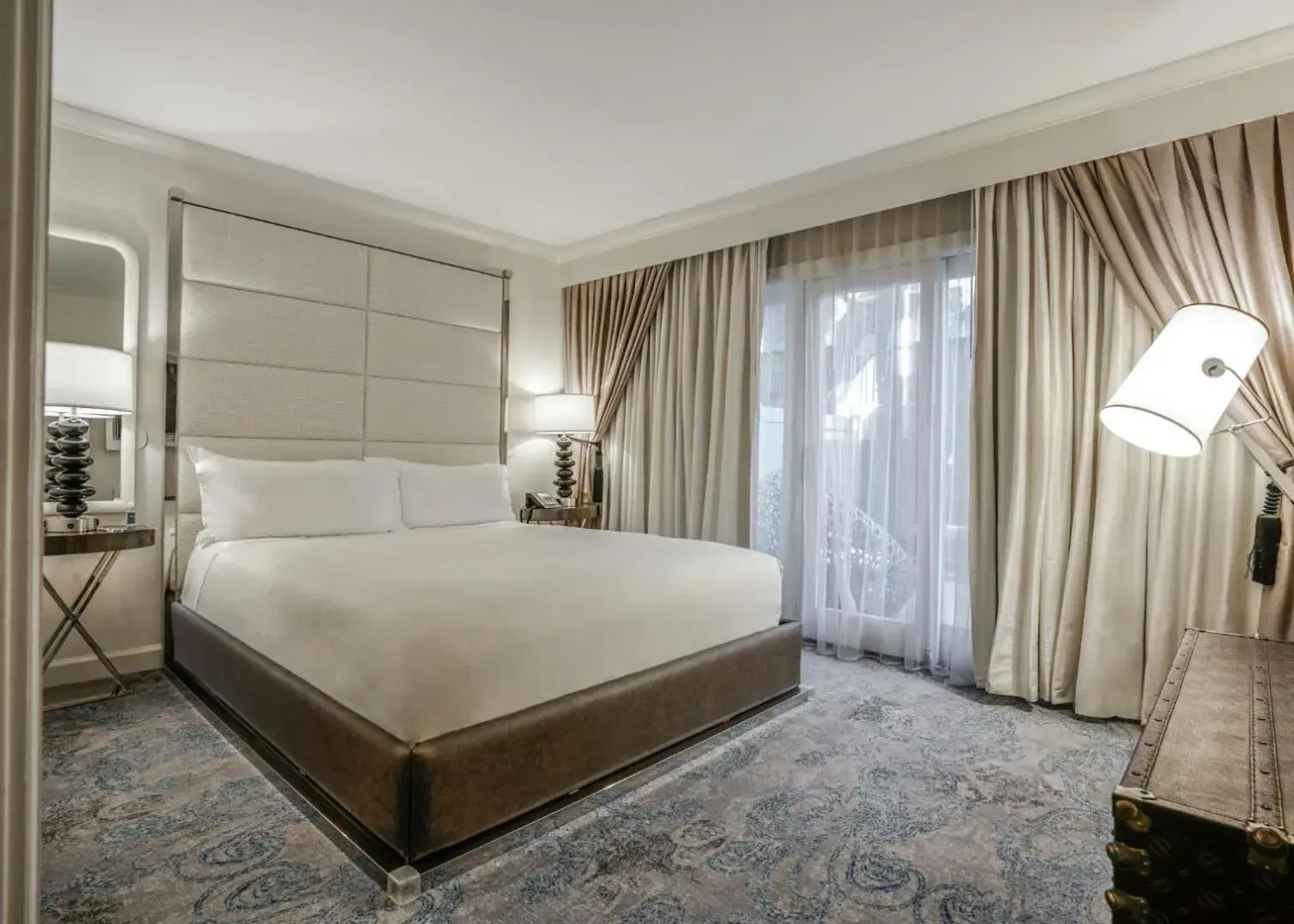 Executive Suite in Hotel Amarano Burbank-Hollywood Executive Suite in Hotel Amarano Burbank-Hollywood