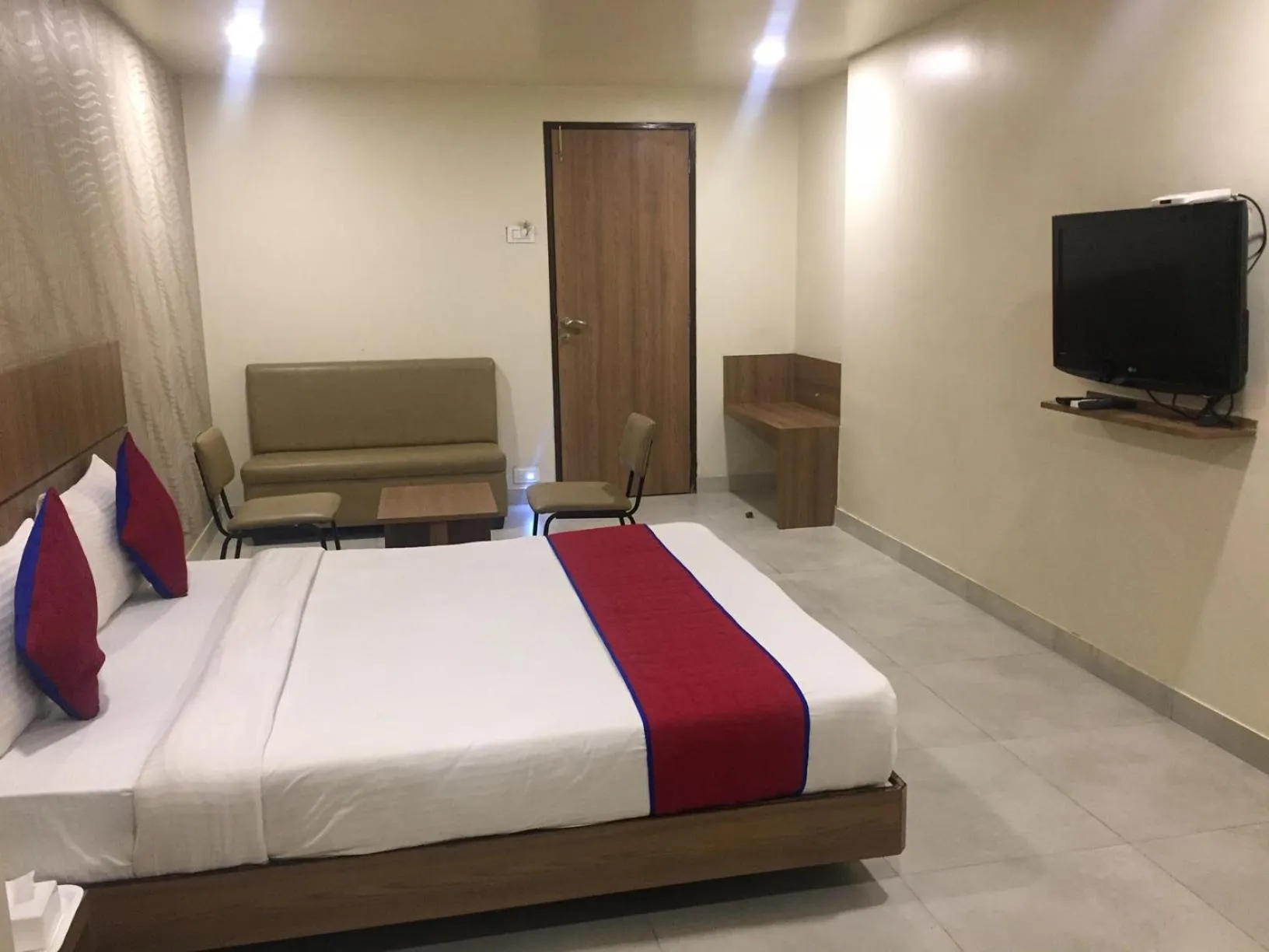 Communal lounge/ TV room, Bed in Hotel Imperial